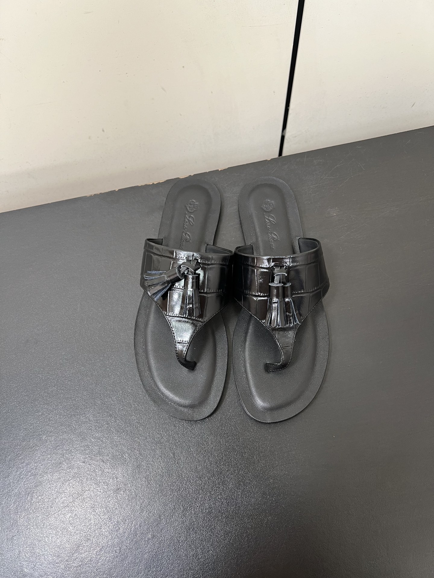 Loro Piana Classic Slippers: Premium Leather, Rubber Sole, Customizable Sizes. - 图片 1