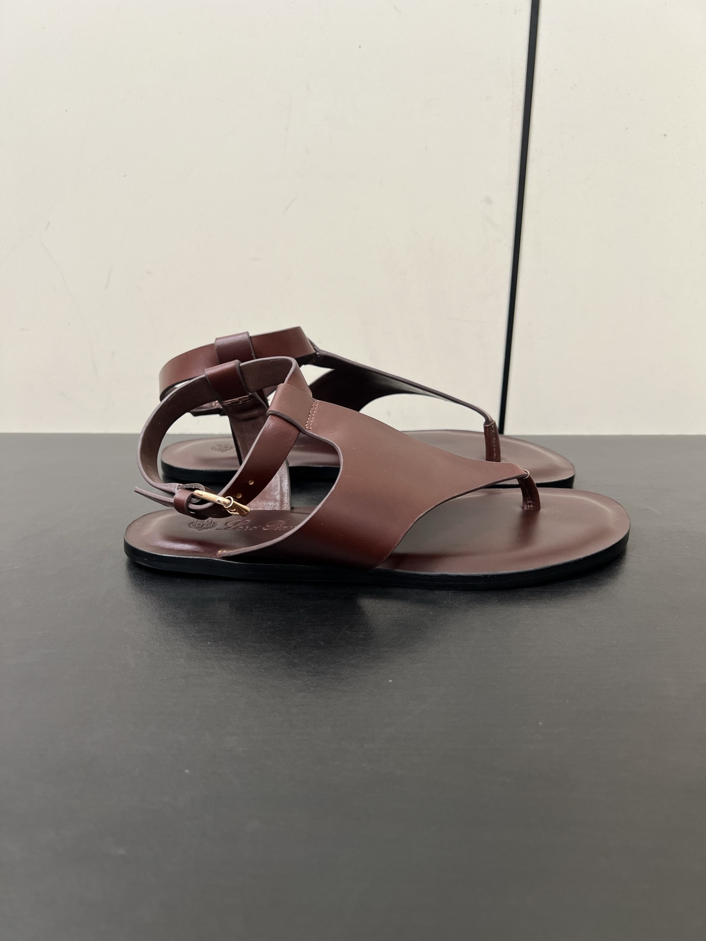 Durable and Stylish P 700 Loro Piana Sandals for Sale in Various Sizes - 图片 4