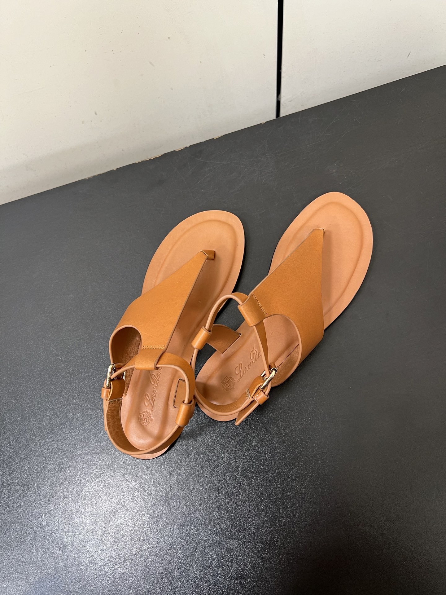 Durable and Stylish: P 700 Loro Piana Sandals Review and Sizing Information - 图片 5