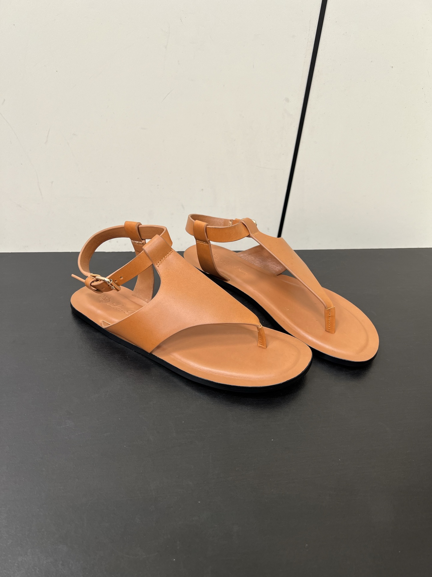 Durable and Stylish: P 700 Loro Piana Sandals Review and Sizing Information - 图片 2