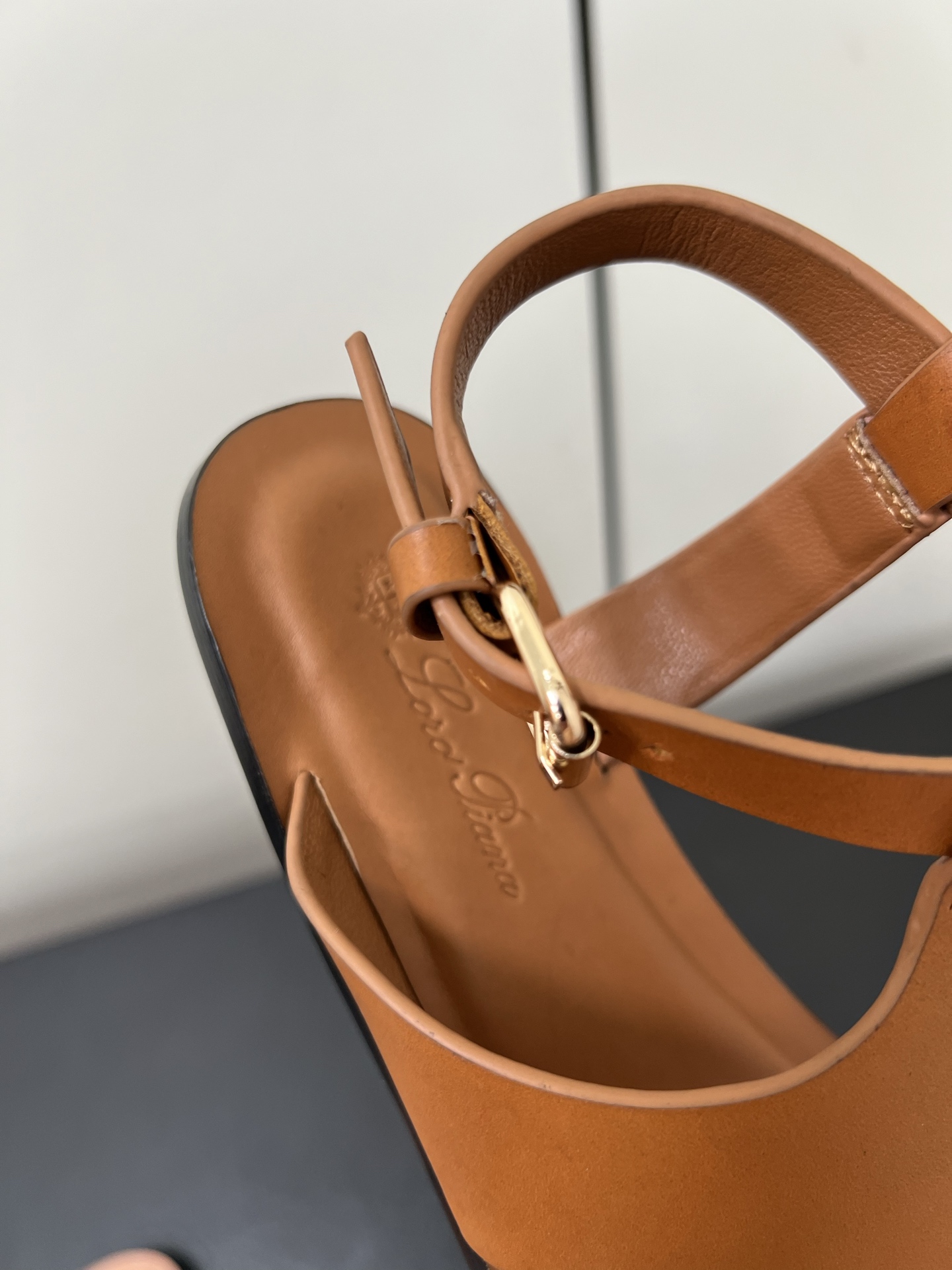 Durable and Stylish: P 700 Loro Piana Sandals Review and Sizing Information - 图片 7