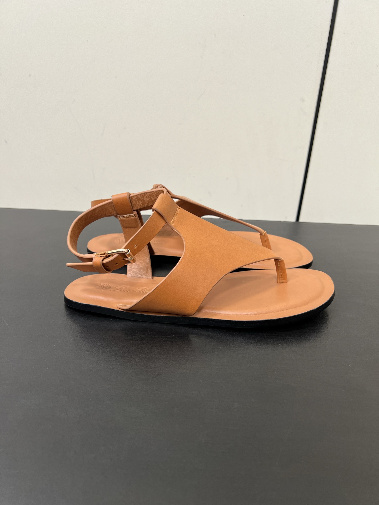 Durable and Stylish: P 700 Loro Piana Sandals Review and Sizing Information - 图片 4