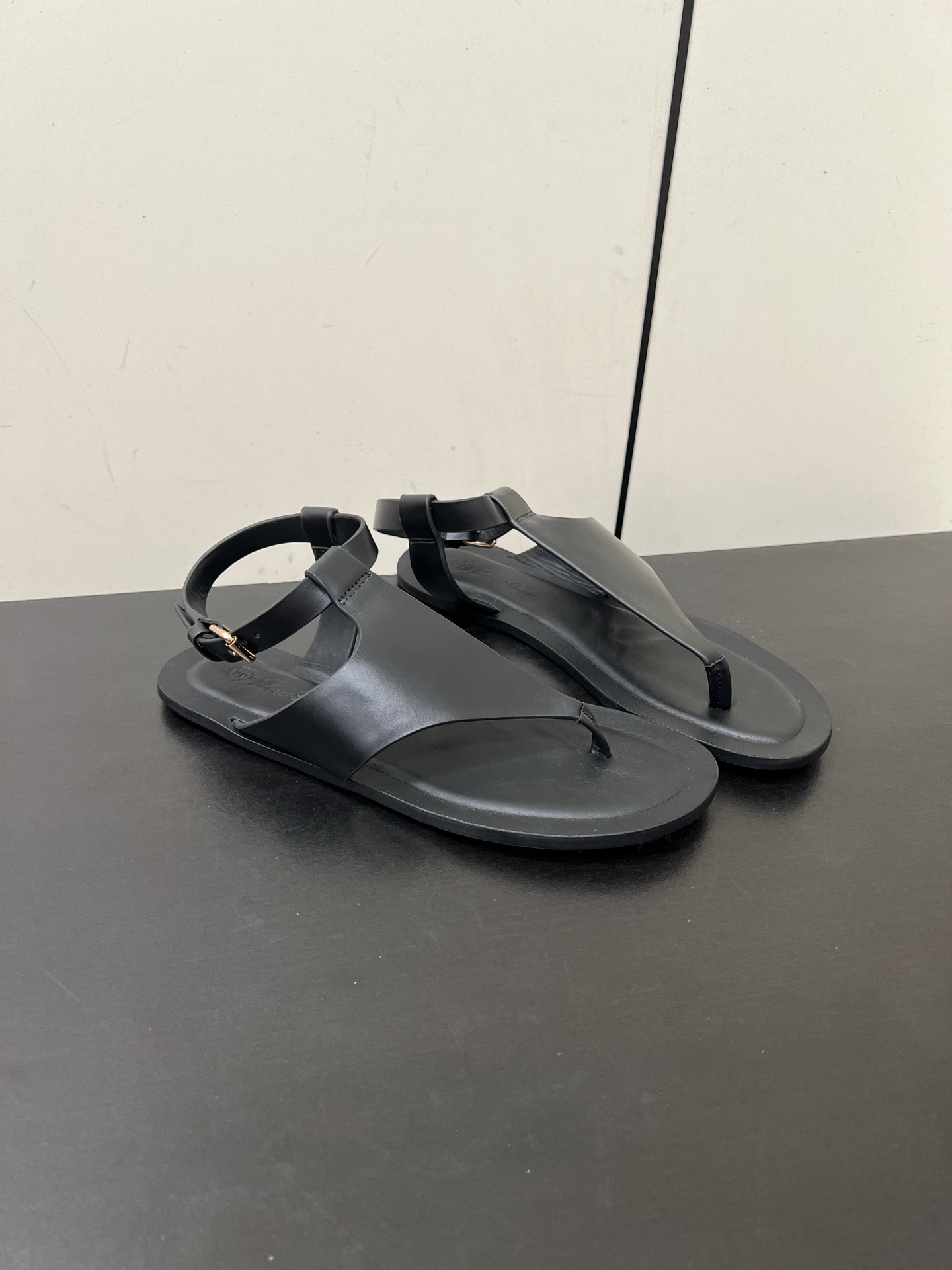 Durable and Stylish: P 700 Loro Piana LP Sandals for Every Occasion - 图片 2