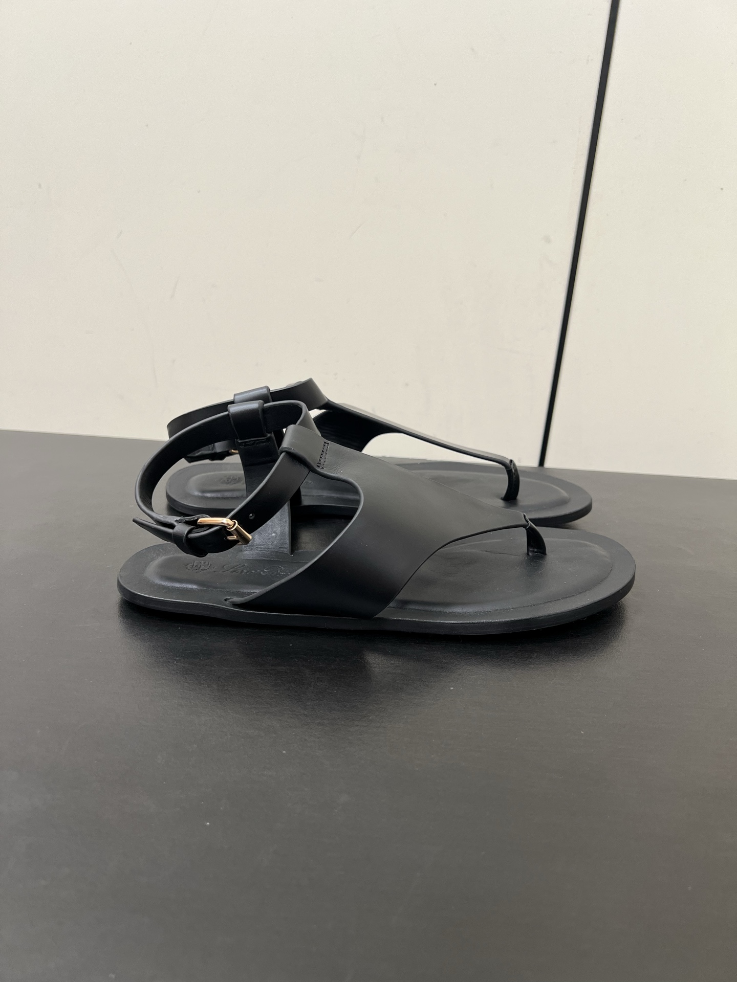 Durable and Stylish: P 700 Loro Piana LP Sandals for Every Occasion - 图片 4