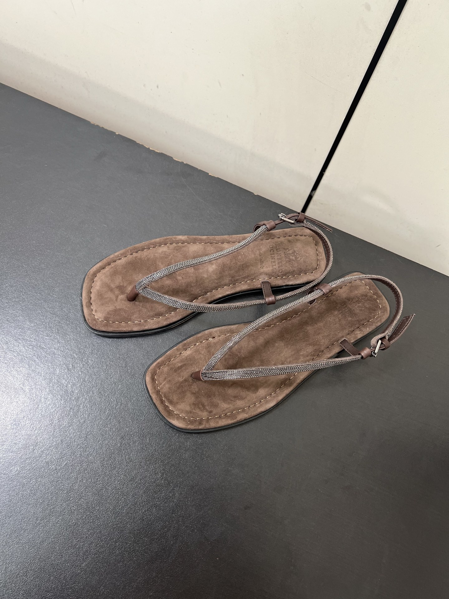 Luxury Italian Sandal Slippers by Brunello Cucinelli: Comfortable and Stylish Vacation Essential - 图片 3