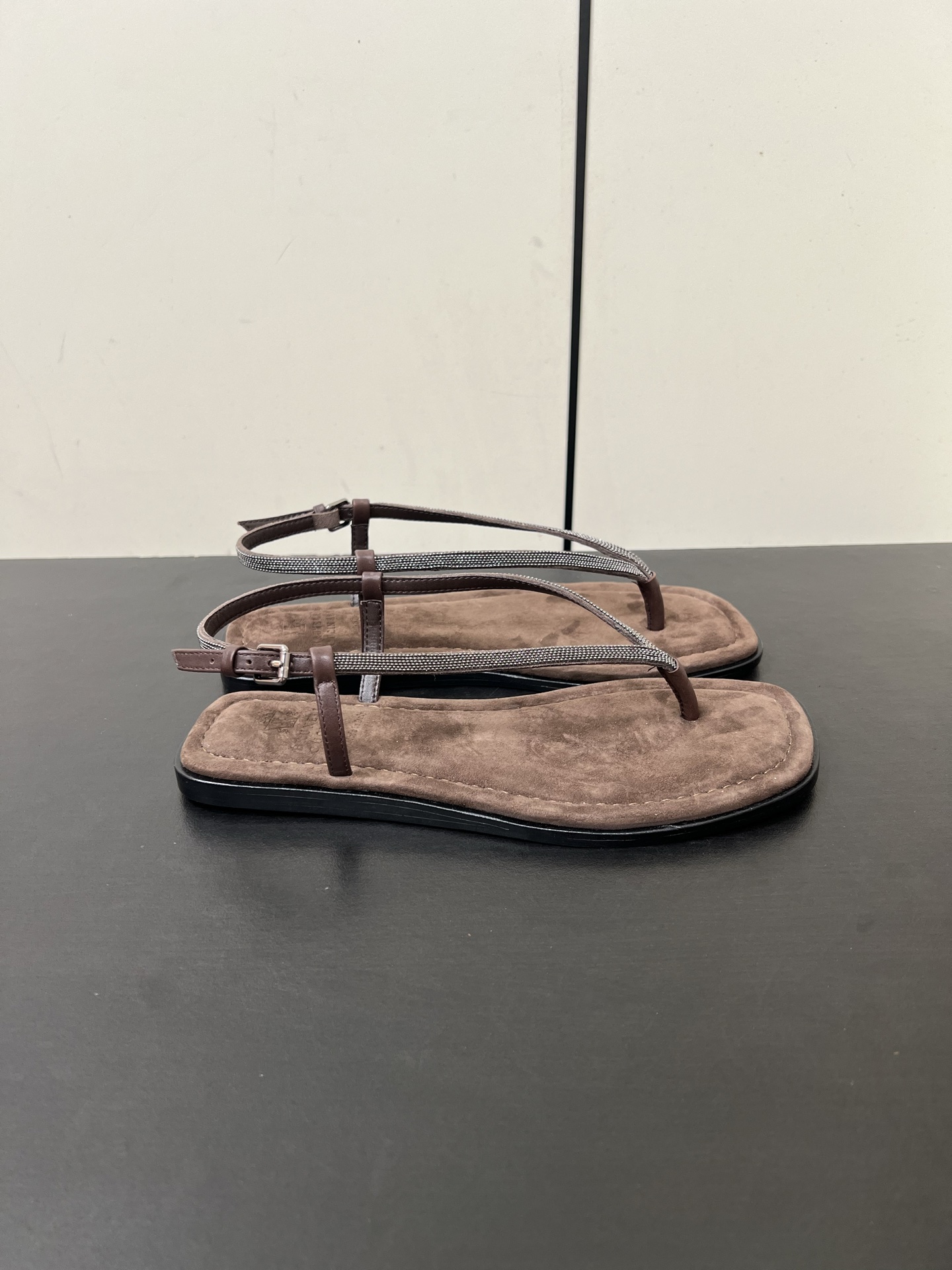Luxury Italian Sandal Slippers by Brunello Cucinelli: Comfortable and Stylish Vacation Essential - 图片 4