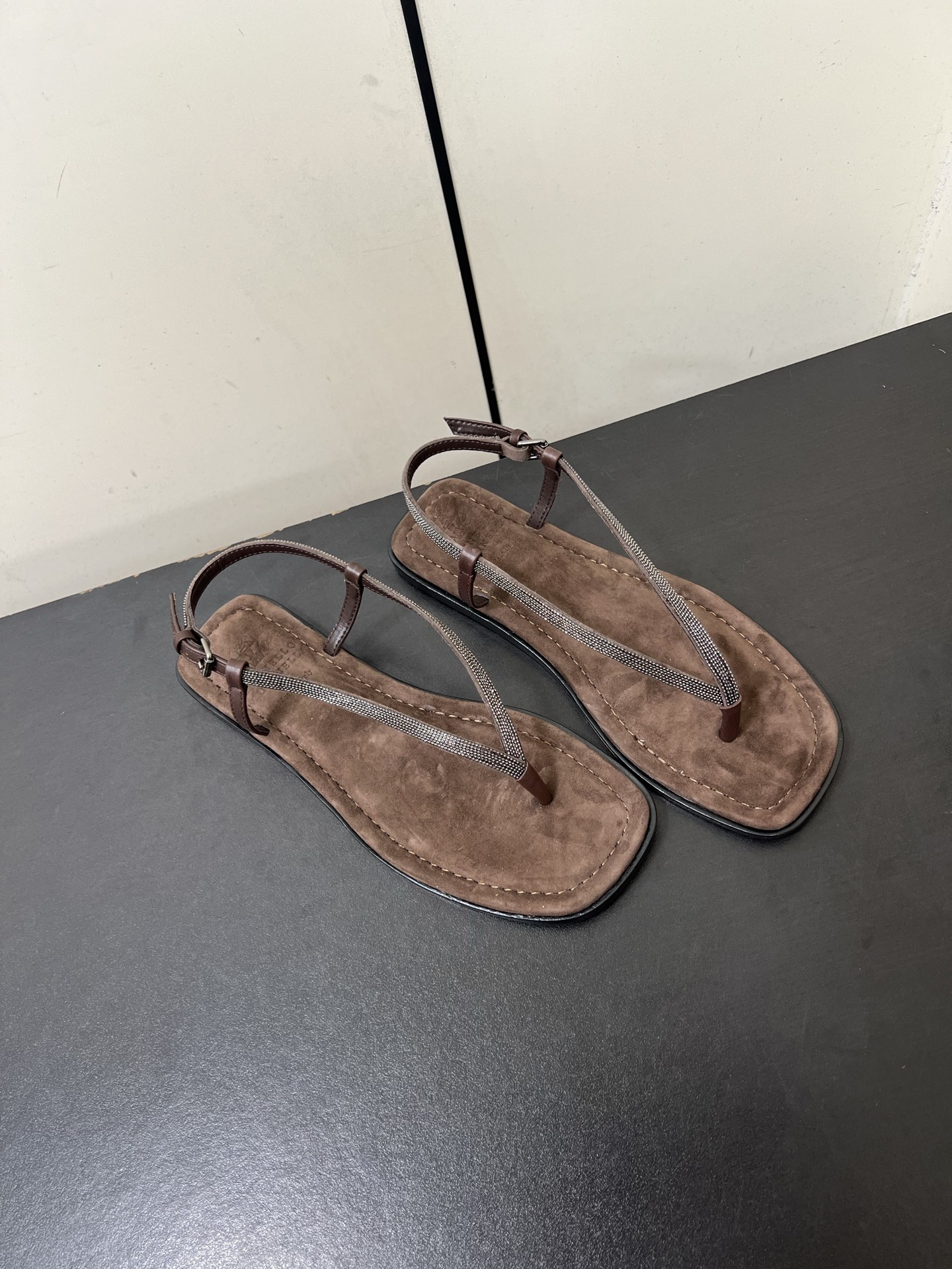 Luxury Italian Sandal Slippers by Brunello Cucinelli: Comfortable and Stylish Vacation Essential - 图片 2