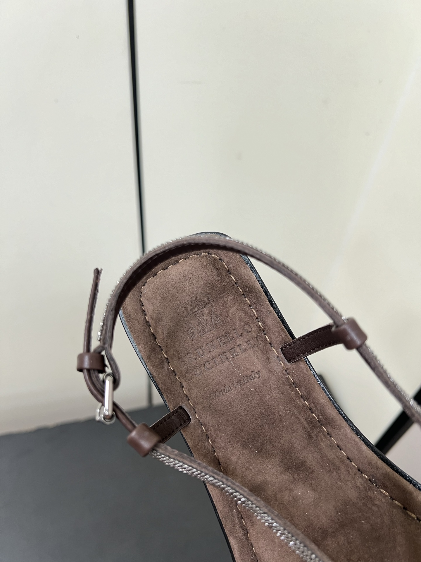 Luxury Italian Sandal Slippers by Brunello Cucinelli: Comfortable and Stylish Vacation Essential - 图片 7