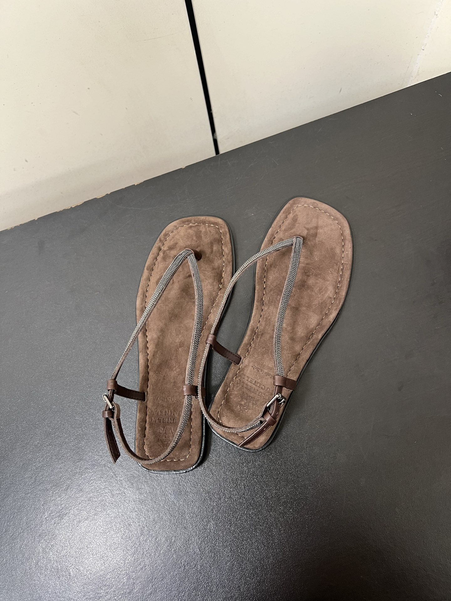 Luxury Italian Sandal Slippers by Brunello Cucinelli: Comfortable and Stylish Vacation Essential - 图片 5