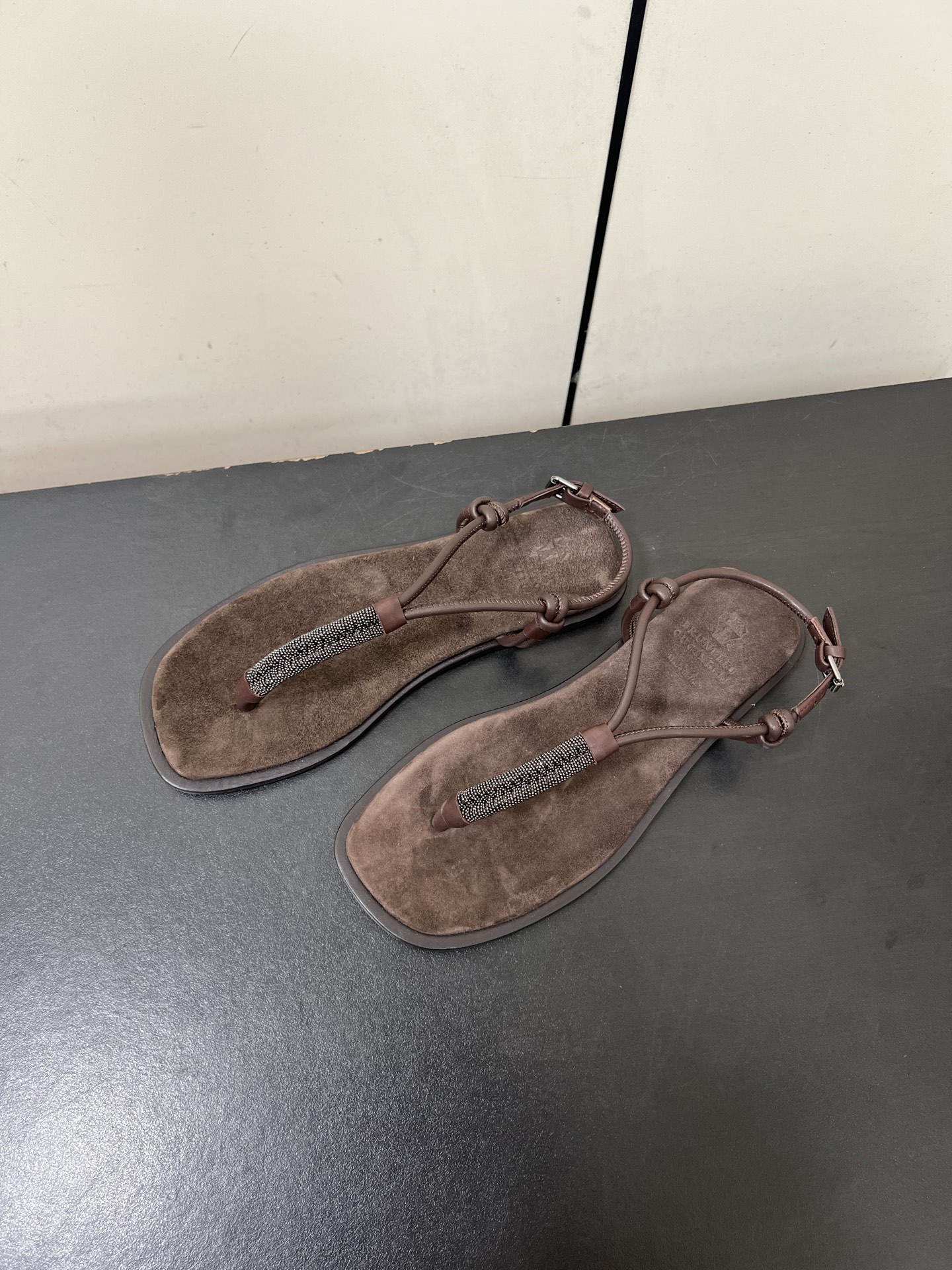 Luxury Italian Sandal Slippers by Brunello Cucinelli: Stylish Comfort for Every Occasion - 图片 3