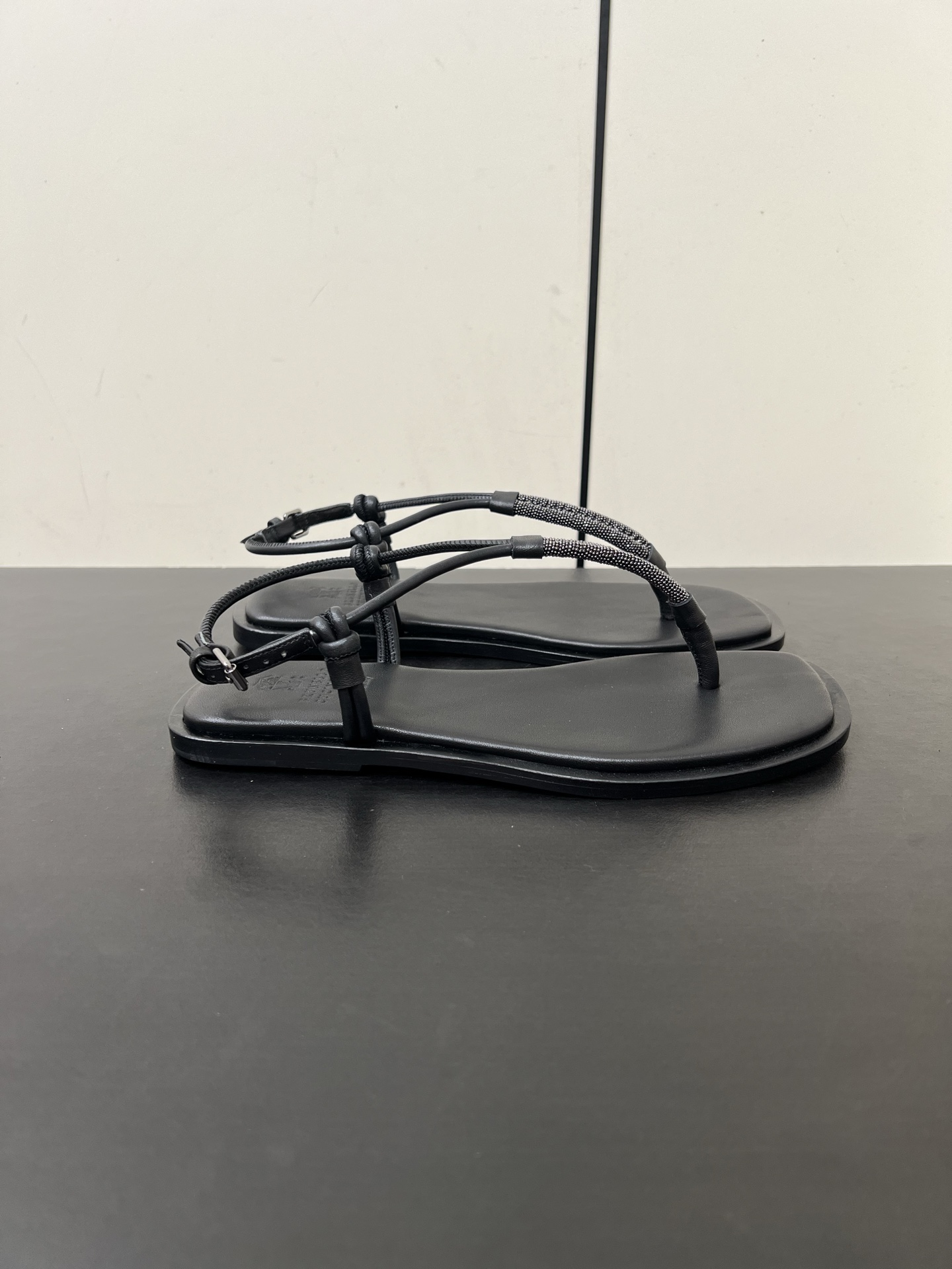 Luxurious Italian Sandal Slippers by Brunello Cucinelli: Comfortable, Stylish, and Versatile - 图片 4