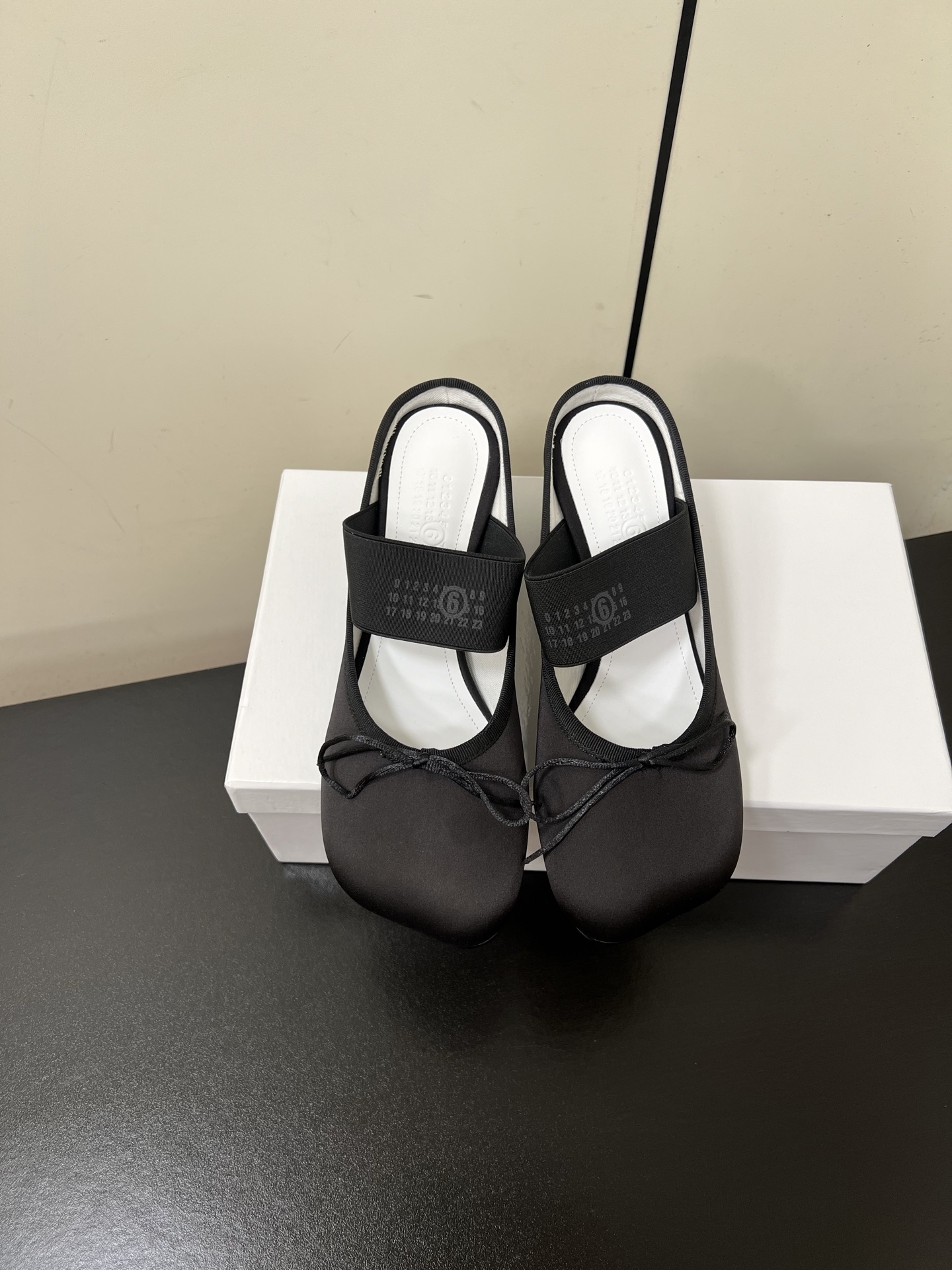 NO:440072,Maison Marginala MM6 early spring new thick heel apple-toe high heel semi-wheeled mules Maison Marginala designer is so talented. He uses thick heels as a design element to create shoes. Single shoes are capable and exquisite. Semi-wheeled with short skirt. Sexy and personalized. Fabric silk Nelibri. Original molded heel. Italian imported leather outsole. Heel: 6.5cm. Size: 35-40 (40. Custom made no return or exchange), ballet shoes, masion margiela, masion margiela, skirts, real silk, Leather soles19860909Maison Marginala MM6初春新品粗跟苹果头高跟半拖穆勒鞋 马吉拉设计师太有才了 采用粗跟作为设计元素打造鞋品 单鞋干练精致 半拖搭配短裙 性感个性 面料真丝 内里布里 原版开模鞋跟 意大利进口真皮大底 鞋跟: 6.5cm 码数:35-40（40.订做不退不换）,芭蕾舞鞋,masion margiela,masion margiela,skirts,real silk,Leather soles,Women's Shoes