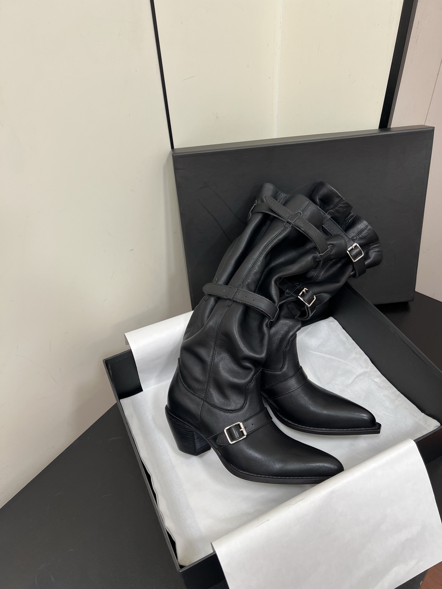 NO:440186,R13 autumn and winter new mid-heel knee-length boots. Design details. Western style belt buckle design, lazy wide-leg boots, boot-bar belt buckle adjustable boot size, making it more thin, pointed toe, pull-out, knee-length, thick low heel. New condensed pants high-leg western boots, this may be the most handsome western boot this year!  I always think R13 jeans are outstanding!  I didn’t expect to be so handsome this year. A must-have trouser leg western boots for fashionable female devils!  The sisters quickly moved so cool. The white face was specially treated with cowhide. The unique taste really makes the more you like it!  It really has a strong sense of design!  It is very convenient to wear with one foot~ Italian leather double-layer craft leather outsole combination handmade leather heel, the outsole color matching retro style texture is quite full~ Material - upper top layer cowhide / high mercerized beef reverse velvet inner single layer cowhide heel height 5.5cm heel height 35-42 (40.41.42 custom-made without return), boots, boots, jeans, cowhide, Leather soles19860909R13秋冬新款中跟及膝靴 设计细节西部风皮带扣设计、慵懒风阔腿靴、靴筒皮带扣可调节靴筒大小 更显腿细 尖头、套穿式、及膝、粗低跟.新款缩褶裤腿高筒西部靴,这可能是今年最帅的西部靴了！一直觉得R13牛仔裤很出众！没想到今年玩这么大太帅了 时尚女魔头必备的裤腿西部靴！姐妹们赶紧动起来简直帅呆了 酷毙了  白色面部采用特殊处理牛皮,独特的味道真的越看越喜欢！真的有很强的设计感！一脚蹬穿搭非常方便～ 意大利真皮双层工艺真皮大底组合手工真皮跟,大底配色复古风质感配的相当满～ 材质 - 鞋面头层牛皮/高丝光牛反绒 内里无内里单层牛皮 跟高5.5cm 跟高35-42（40.41.42定制不退换）,靴子,boots,jeans,cowhide,Leather soles,Women's Shoes