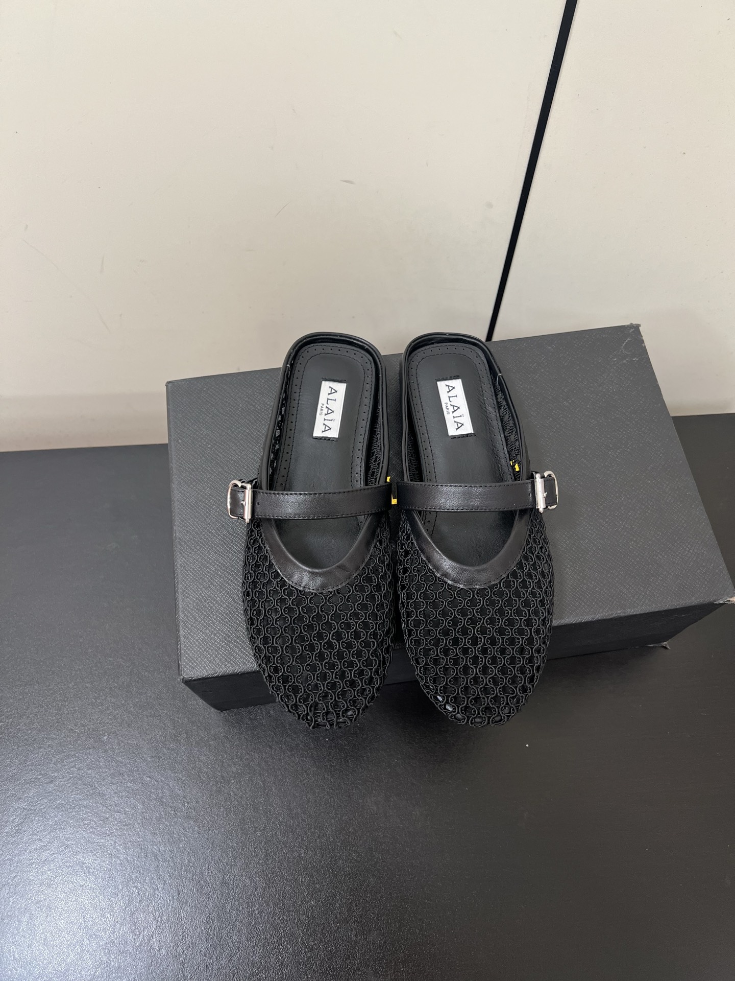 NO:440180,Alaia simple retro instep buckle Mary Jane fishing net bag-toe half slippers Mules simple and cold style retro and versatile!  Wear it on your feet, it feels so textured, and the whole look will look very high-end!  A must-have item for fashionable ladies!  The upper is made of imported mesh + patent leather, inner foot padded sheepskin, original molded rubber outsole, size: 35-42 (40.41.42 order, no return or exchange) with original packaging, semi-torch, alaia, mary jane, slippers, sheepskin19860909Alaia阿莱娅简易复古脚背扣带玛丽珍渔网包头半拖鞋穆勒鞋 简约的冷淡风 复古又百搭！穿在脚上 质感十足 整个造型都会显得很高级！时髦小姐姐必备单品！ 鞋面采用进口网面+漆皮 内里垫脚羊皮 原版开模橡胶大底 码数:35-42（40.41.42订不退换） 配原版包装,半拖,alaia,mary jane,slippers,sheepskin,Women's Shoes