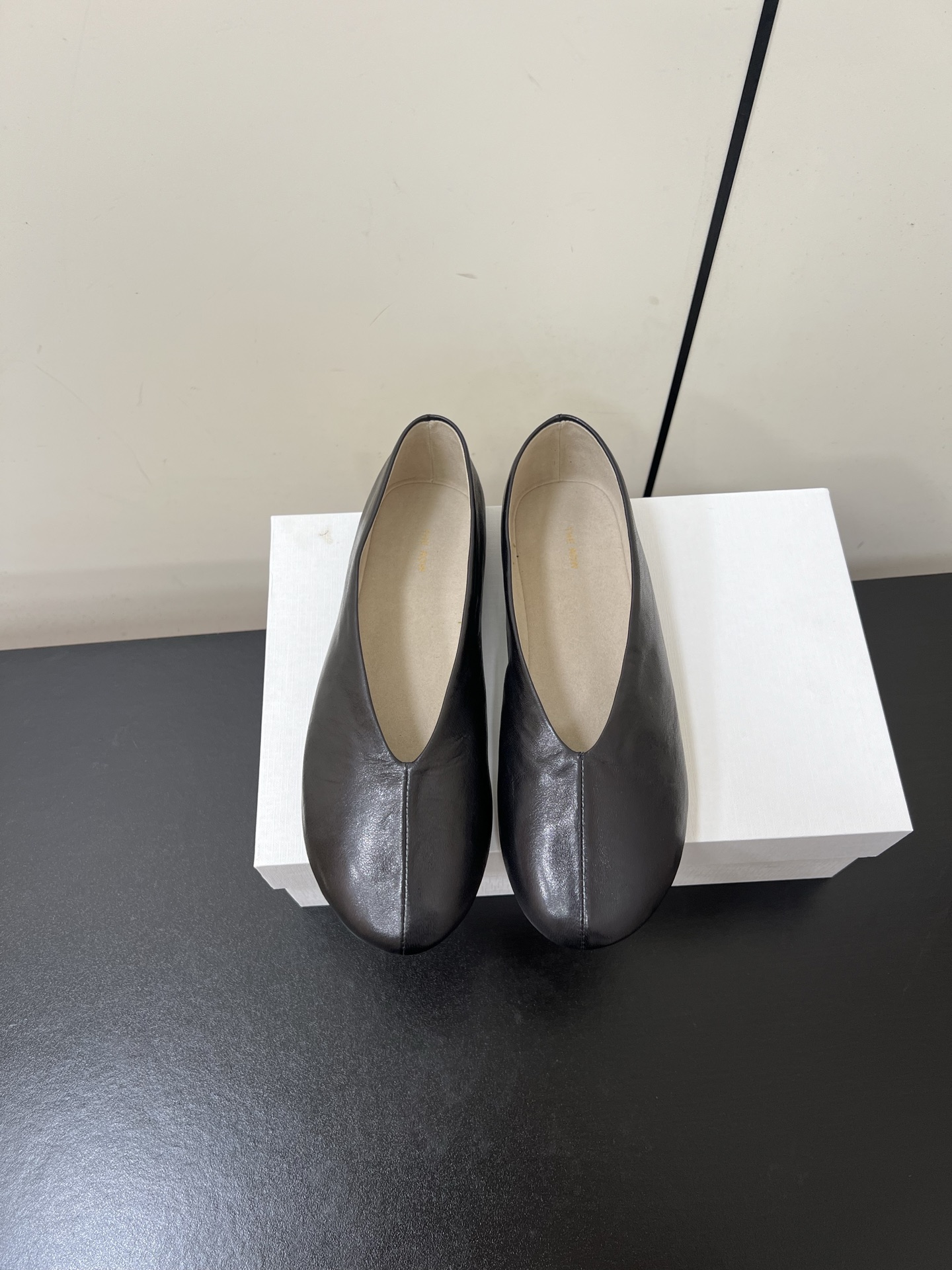 NO:440174,Therow's new popular flat loafers with one foot, retro single shoes, super soft and comfortable~ A very comfortable flat shoe, minimalist design concept, slim-fitting and practicality coexist. Imported sheepskin upper, imported mixed-bred sheepskin inside, original rubber outsole size 35-39 (40 custom made, no return or replacement), loafers, flats, sheepskin19860909Therow新品爆款平底乐福鞋一脚蹬复古单鞋 超软超舒服～ 非常舒服的一款平底鞋,极简设计理念,版型显瘦好穿颜值与实用性并存 鞋面进口羊皮 内里进口混种羊皮 大底原版橡胶大底 码数35-39（40定做不退不换）,乐福鞋,loafers,flats,sheepskin,Women's Shoes