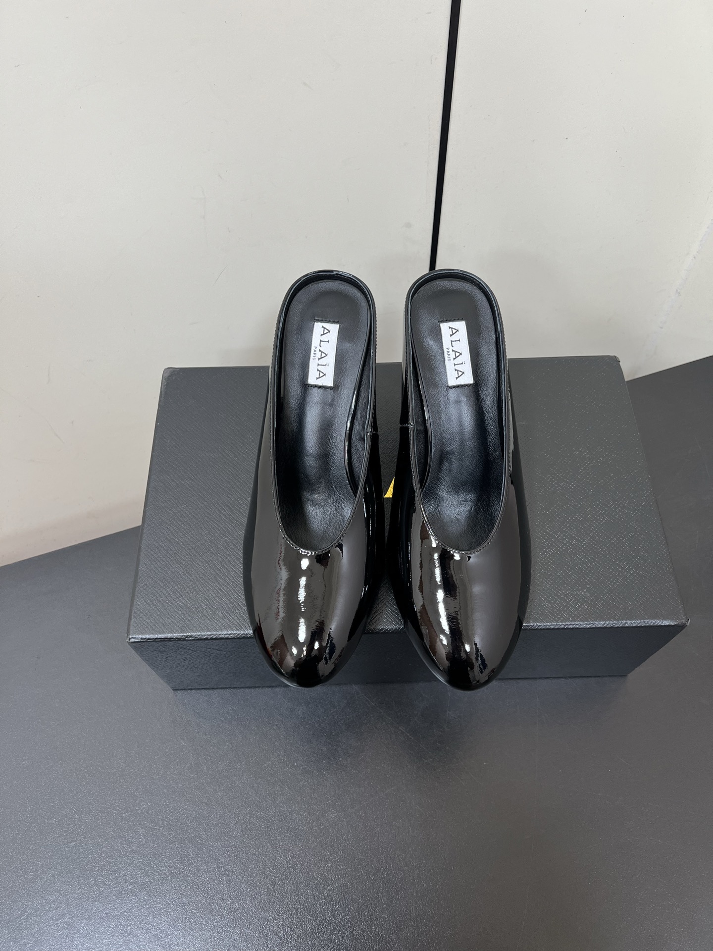 NO:440167,Alaia 25ss/New spring and summer style wedge slippers Needless to say, this brand is one of the most popular brands in the past two years, and almost everyone in the bloggers have a pair! The spring season is coming, so I recommend this casual and design-oriented slipper. I feel like this flip flop is about to be popular! Whether it is paired with jeans, linen leg pants or skirts, it can be very eye-catching! A pair must be purchased! The upper is made of original imported patent leather, inner foot pad sheepskin, sole imported from Italy, original color genuine leather sole Size#35-41 (40 41 custom made without return), semi-tork high heels, alaia, high heels, slippers, skirts, jeans, sheepskin, Leather soles19860909Alaia 阿萊雅 25ss/春夏新款 坡跟拖鞋 这品牌这不用多说,是近两年最火之一的品牌,几乎博主人手一双！ 春天的季节就要到了,推荐这款随性又不乏设计感的拖鞋,这款人字拖鞋我感觉即将要爆火！ 无论是配牛仔裤,亚麻腿裤还是裙子都可以很亮眼！必须入手一双！ 鞋面采用原版进口漆皮 内里垫脚羊皮 鞋底意大利进口原色真皮大底 Size#35-41（40 41订做不退换）,半拖高跟鞋,alaia,high heels,slippers,skirts,jeans,sheepskin,Leather soles,Women's Shoes