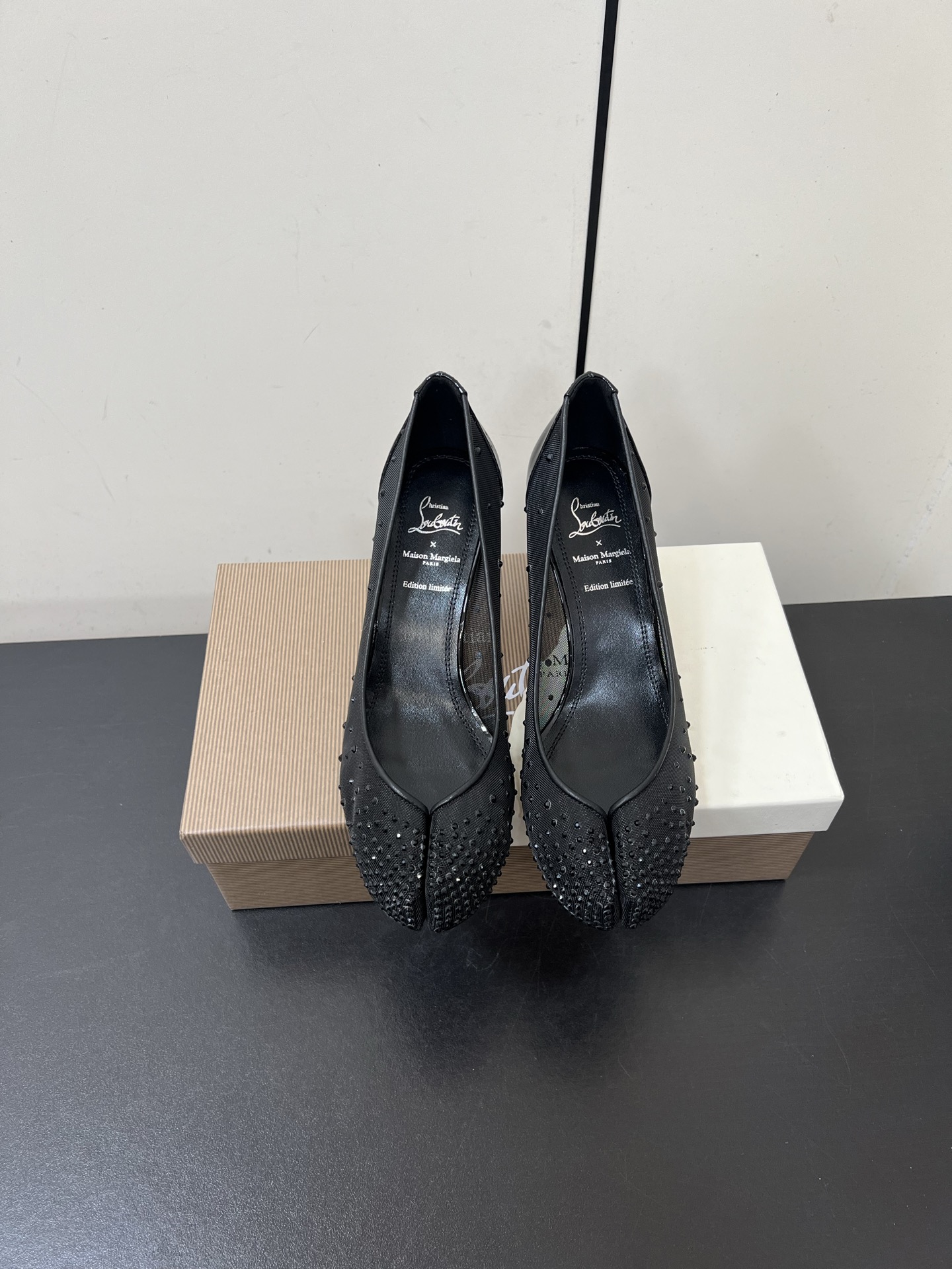 NO:440151,High heels!  CL x MM6 Maison margiela 25 new split-toe red-soled shoes, patent leather/mesh rhinestone style Maison Margiela and Christian Louboutin launch the first joint split-toe red-soled shoes. Every item of Maison margiela co-branded CL is full of bold design and unique artistic sense. From a deconstructive jacket to a futuristic accessories, every detail highlights Majra's avant-garde aesthetics and CL's personality attitude. Whether it is street style or high-end style, this series can satisfy all your imagination of fashion!  Material upper is made of mesh, inner foot padded sheepskin, original open molded sole, heel height 6.5cm size 35-41 (40.41 custom-made, non-return and exchange), split-toe shoes, high heels, christian louboutin,masion margiela,masion margiela,high heels,jackets & coats,sheepskin19860909高跟款！CL x MM6 Maison margiela 25新款分趾红底鞋高跟鞋 漆皮/网面水钻款 Maison Margiela 与 Christian Louboutin 推出首个联名分趾红底鞋 马吉拉联名CL 的每一件单品都充满了大胆的设计与独特的艺术感,从解构主义的外套到未来感十足的配饰,每一处细节都彰显着马吉拉的前卫美学与CL的个性态度.无论是街头风还是高定范儿,这个系列都能满足你对时尚的所有想象！ 材质鞋面采用网面 内里垫脚羊皮 大底原版开模大底 跟高6.5cm size35-41码（40.41定制不退换）,分趾鞋高跟鞋,christian louboutin,masion margiela,masion margiela,high heels,jackets & coats,sheepskin,Women's Shoes