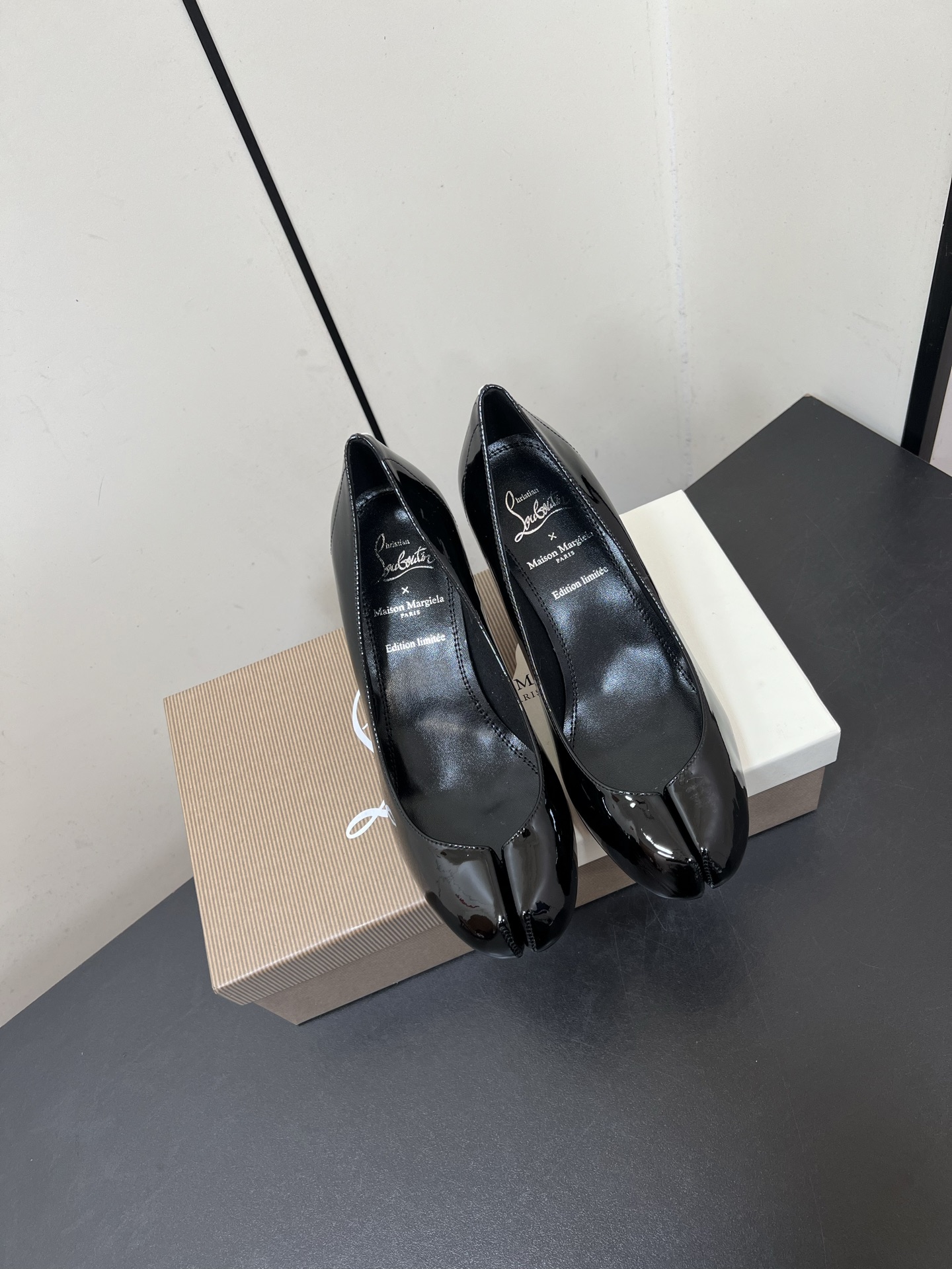 NO:440159,High heels!  CL x MM6 Maison margiela 25 new split-toe red-soled shoes, patent leather/mesh rhinestone style Maison Margiela and Christian Louboutin launch the first joint split-toe red-soled shoes. Every item of Maison margiela co-branded CL is full of bold design and unique artistic sense. From a deconstructive jacket to a futuristic accessories, every detail highlights Majra's avant-garde aesthetics and CL's personality attitude. Whether it is street style or high-end style, this series can satisfy all your imagination of fashion!  Patent leather upper inner foot pad sheepskin, original open molded sole, heel height 6.5cm size 35-41 (40.41 custom-made, non-return and exchange), split-toe shoes, high heels, christian louboutin,masion margiela,masion margiela,high heels,jackets & coats,sheepskin19860909高跟款！CL x MM6 Maison margiela 25新款分趾红底鞋高跟鞋 漆皮/网面水钻款 Maison Margiela 与 Christian Louboutin 推出首个联名分趾红底鞋 马吉拉联名CL 的每一件单品都充满了大胆的设计与独特的艺术感,从解构主义的外套到未来感十足的配饰,每一处细节都彰显着马吉拉的前卫美学与CL的个性态度.无论是街头风还是高定范儿,这个系列都能满足你对时尚的所有想象！ 鞋面漆皮 内里垫脚羊皮 大底原版开模大底 跟高6.5cm size35-41码（40.41定制不退换）,分趾鞋高跟鞋,christian louboutin,masion margiela,masion margiela,high heels,jackets & coats,sheepskin,Women's Shoes