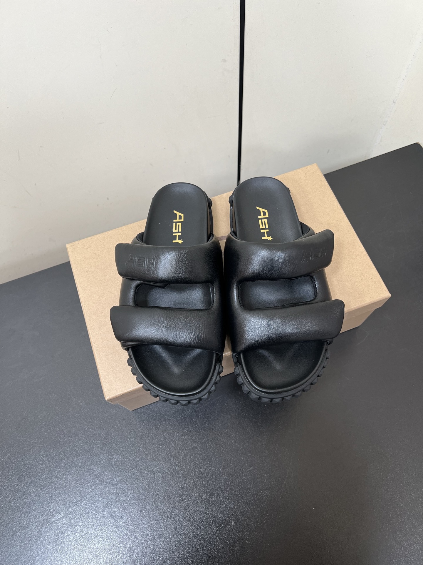 NO:440143,ASH 25ss new spring and summer style series casual flat slipper style, counter synchronized new style, textured leather glossy sheepskin creates a modern outline, soft texture on the feet, lightness and freedom to walk in the clouds!  The leather foot bed is soft and skin-friendly and has an artificial curved curve, making it more comfortable to wear with the foot shape!  The adjustable belt buckle can be freely adjusted to tightness, making it easy to put on and take off!  The rubber sole is easy to stop slipping, durable and lightweight!  Size35-40 (40 custom made without return), slippers, slippers, sheepskin19860909ASH 25ss 春夏季新款 系列休闲 平底 拖鞋款 专柜同步新款 质感皮面光泽羊皮打造摩登轮廓,上脚绵软质感加分,行走云端的轻盈自在！ 皮质脚床柔软亲肤搭配符合人工学的弯曲弧度,更贴合脚型穿着舒适！ 可调节皮带扣可以自由调节松紧,方便穿脱！ 橡胶大底轻松止滑,耐穿又轻便！ Size35-40（40订做不退换）,拖鞋,slippers,sheepskin,Women's Shoes