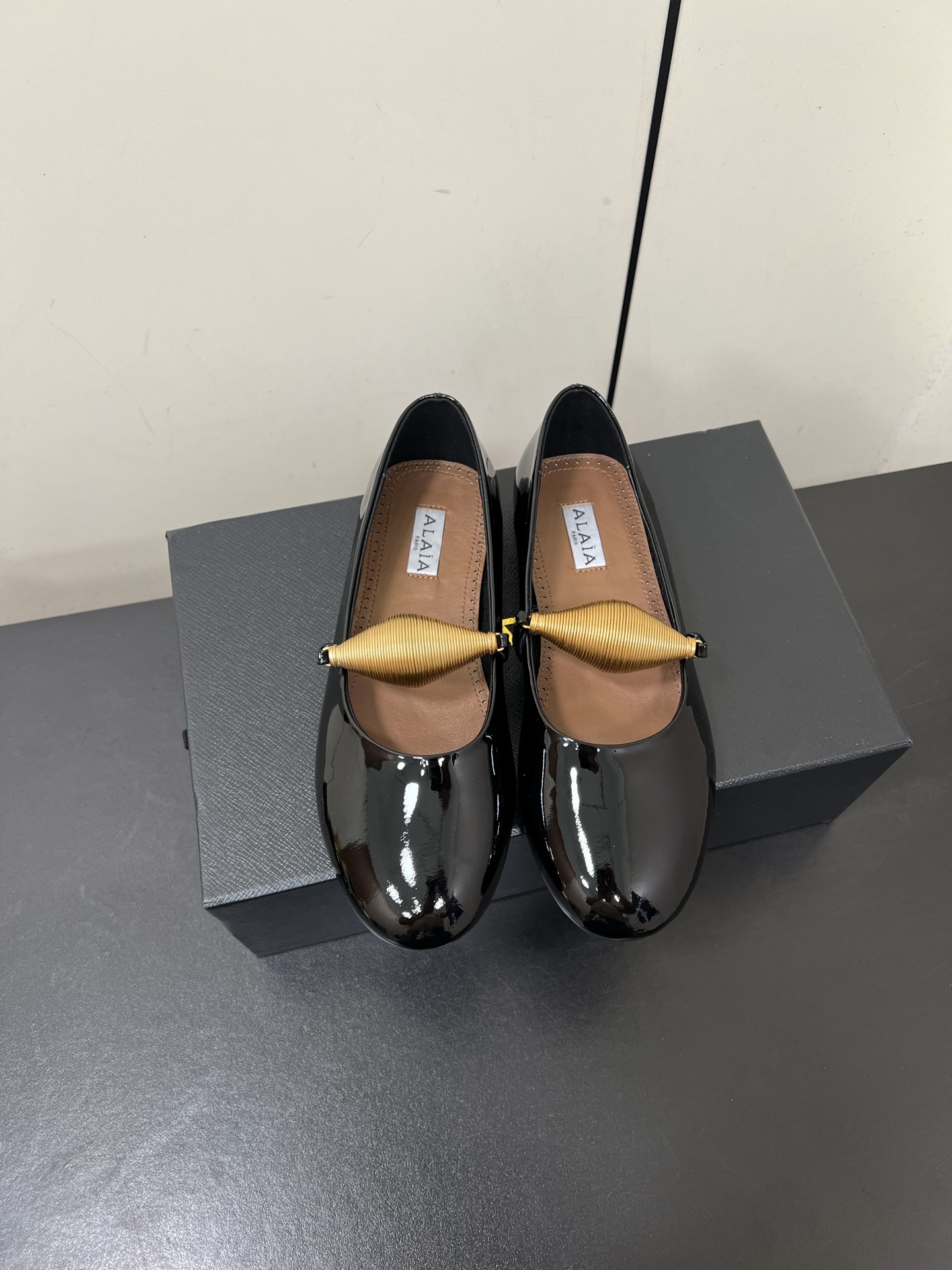 NO:440134,Alaia 25ss/ catwalk flat spring ballet shoes The popular flat shoes that are popular all over the world. The same style of Zhang Xiaohui, sweet and cool ballet style. A popular ballet shoes, romantic and charming. Comfortable and versatile style. Different styles can be easily controlled by different styles. Whether it is jeans, suit pants, or pleated skirts, you can enhance your outfit to fashion, elegance and excellence. Original open mold pure copper hardware spring decoration parts are simple and fashionable. Fabric ox patent leather. Inner footbed imported sheepskin. Outsole original rubber non-slip sole. Size 35-39 (40.41 custom made without return or exchange), ballet shoes, alaia, flats, skirts, jeans, business suit, sheepskin19860909Alaia 阿莱亚25ss/ 走秀款平底弹簧芭蕾舞鞋 风靡全球超火的平底鞋 章小蕙同款 甜酷芭蕾风 人气超高的一款芭蕾舞鞋,浪漫又迷人 舒适百搭配上不同款式,不同风格都能轻松驾驭,无论牛仔裤,西装裤,还是百褶裙,都能将你的穿搭提升到时尚,优雅和卓越之中 原版开模纯铜五金弹簧装饰件简约时尚 面料牛漆皮 內里垫脚进口羊皮 大底原版橡胶防滑大底 码数35-39（40.41订做不退换）,芭蕾舞鞋,alaia,flats,skirts,jeans,business suit,sheepskin,Women's Shoes