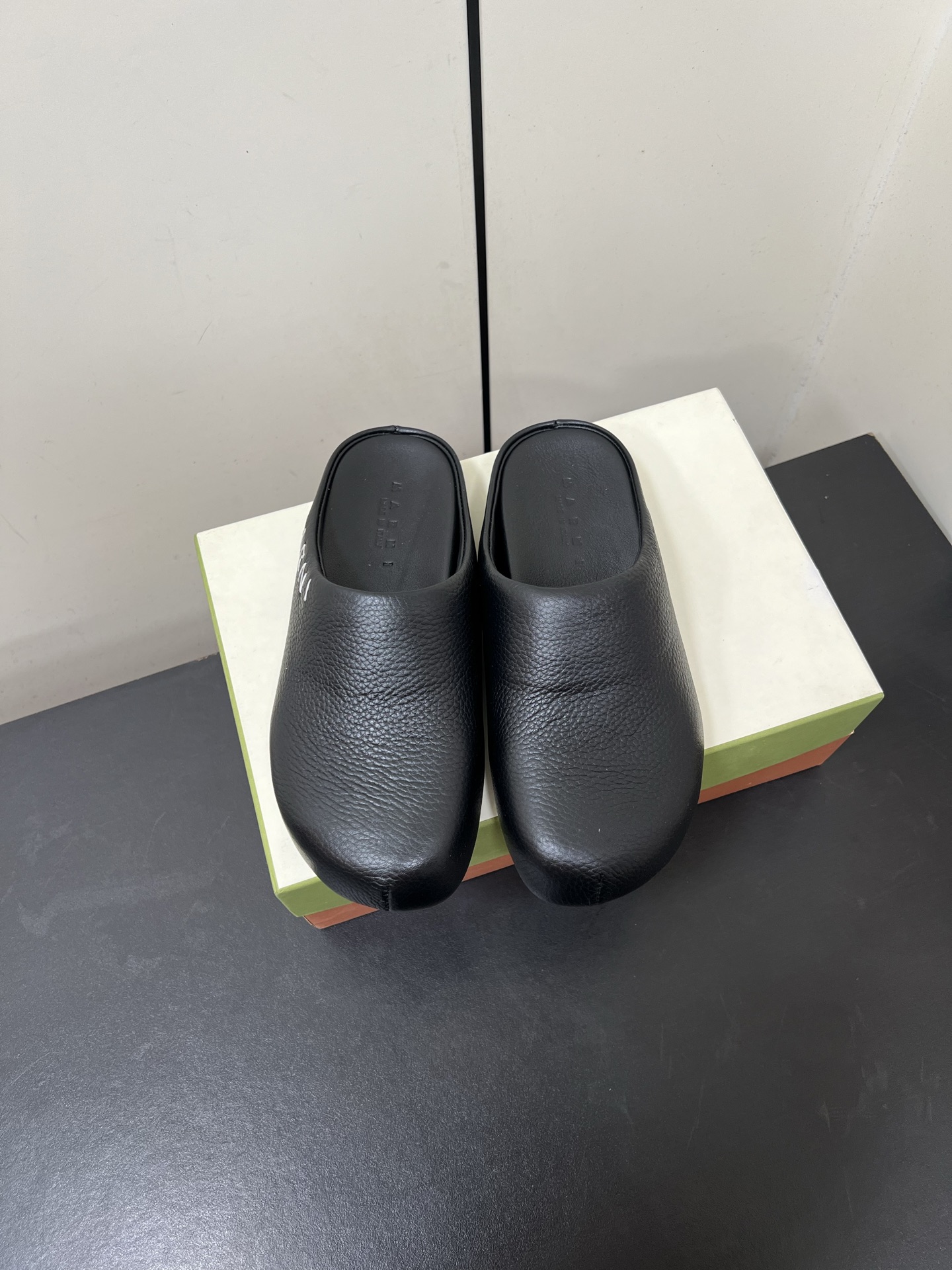 NO:440119,Men's MARNI Sabot slippers A giant trendy four-season horse-haired drag makes it a beautiful landscape. The texture makes your beauty more beautiful, confident and comfortable. Whether you wear it at home or outside, it is a symbol of taste!  The real thing is very textured and the comfort is also excellent. Fabric cowhide fabric, inner lining sheepskin inner lining, foot pad genuine leather sole, leather insole, rubber sole size, women's size 35–40, men's size 40-46, women's size 40, men's 45.46 customized, non-return and exchange, full set of packaging, semi-torch, marni, slippers, cowhide, sheepskin19860909男款MARNI Sabot拖鞋 一款巨型潮流四季包头马毛拖,让它成为了一道靓丽的风景线,质感让你的美足更加美丽、信心、舒心十足,不管居家还是外穿都是品味的象征性！实物非常有质感,舒适度也超赞 面料牛皮面料 内里羊皮内里 垫脚真皮 鞋底皮革内底,橡胶鞋底 码数女码35–40 男码40-46 女40男45.46定制不退换 全套包装,半拖,marni,slippers,cowhide,sheepskin,Women's Shoes