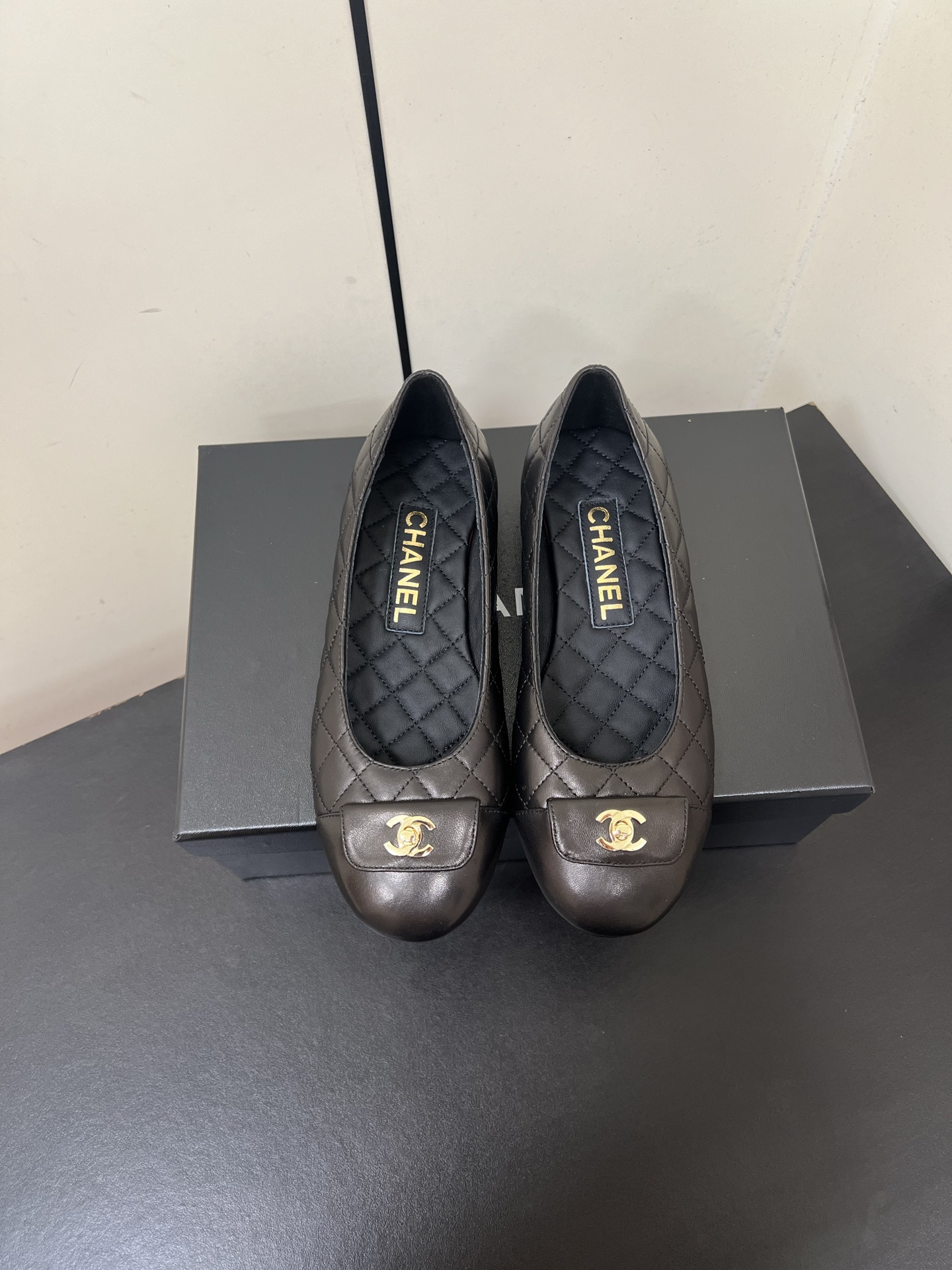 NO:440105,Chanel25SS top purchasing version, new style, schoolbag buckle flip ge diamond pattern single shoes, top highest version!  From last to leather!  They will all go one-to-one!  Maybe it won't catch up with the latest and fastest speeds!  But it must be the top version to everyone!  The last has been adjusted many times before the fitting to the toe to the whole!  All restored one to one!  The selection of leather is also screened many times to achieve the soft but full visual effect of leather!  Watch the route in full!  Very flat!  Very comfortable!  If you pass it once, you will definitely fall in love with it if you die!  !  Material sheepskin Neli sheepli Outsole Imported Italian genuine leather sole Shoe size 35-36-37-38-39/40 41 Customized non-return and exchange, single shoes, chanel, sheepskin, Leather soles19860909Chanel25SS顶级代购版本 新款 书包扣翻盖格菱纹单鞋 顶级最高版本！从楦头到皮料！都是实打实一比一的再走！可能会赶不上最新最快的速度！但是一定是最顶级的版本带给到大家！楦头经过多次调整,才得到版型到鞋头到整体！全部一比一的还原！皮料的选择上也进行多次筛选,达到皮料的柔但是很饱满的视觉效果！全面观看走线！非常的平整！非常的舒适！穿过一次就绝对会死命爱上的程度！！ 材质羊皮 内里羊里 大底意大利进口真皮大底 鞋码35-36-37-38-39/40 41定制不退换,单鞋,chanel,sheepskin,Leather soles,Women's Shoes