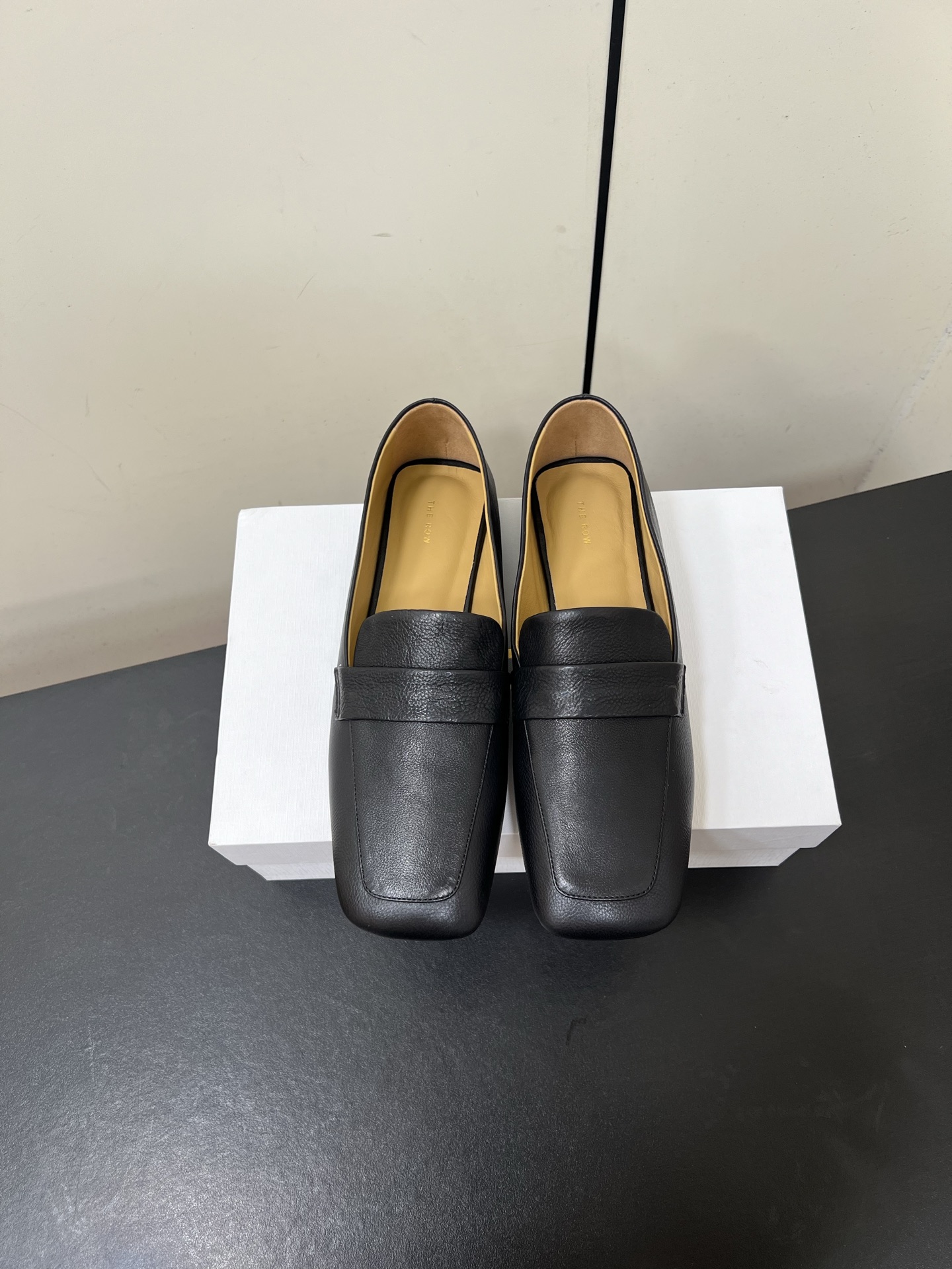 NO:440091,TheRow's new square-toed loafers This pair of loafers is simply a model of minimalist aesthetics!  The square head design is neat and elegant, and it modifies the foot shape perfectly balances the sense of fashion and comfort. When you wear it, you will instantly open your aura. The minimalist appearance does not have too many complicated decorations, but it becomes the versatile king of the dressing industry with its smooth lines and exquisite workmanship. It is casual and comfortable to wear jeans, and it is capable and neat. When paired with jeans, it shows its elegant temperament and is easy to adapt to various occasions and switches between different styles. The fabric is made of original custom leather, and the inner foot pads are all water-dyed cowhide. The size is 35/36/37/38/39/40 (40 is not returned or exchanged), loafers, jeans, business suit, cowhide19860909TheRow新品方头乐福鞋 这双乐福鞋简直是极简美学的典范！方头设计利落大气 又修饰脚型完美平衡了时髦感与舒适度穿上它 瞬间气场全开. 极简的外观没有过多繁杂的装饰,却凭借流畅的线条和精致的做工成为穿搭界的百搭之王.搭配牛仔裤 随性又自在,换上西装裤 干练又利落；搭配连衣,则尽显优雅气质轻松适配各种场合 在不同风格间自由切换. 面料采用原版定制皮料,内里垫脚均为水染牛皮,意大利进口牛皮大底 尺码35/36/37/38/39/40（40不退换）,乐福鞋,loafers,jeans,business suit,cowhide,Women's Shoes