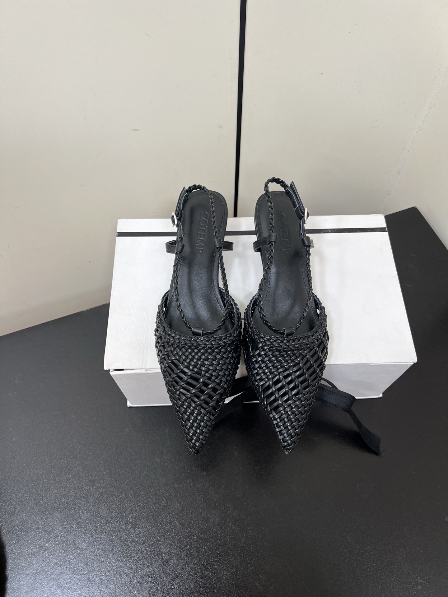 NO:440084,Cotemp 55AW French knitted high heels. In the steps, weaving elegance and eternal art, ingenious hand-made luxury. Each pair of COTEMP pointed-toe shoes are hand-woven by craftsmen to form a large selection of soft lambskin fits the curve of the foot, giving the feet a cloud-like light touch. The unique three-dimensional weaving process makes the upper appear delicate texture. Each stitch tells the art of high-end customization. The unique upper is shaped by exquisite knitting. The pointed-toe design adds a sharp and modern feeling. The braided straps surround the ankles and outlines the slender lines. The retro charm is exquisitely integrated with modern fashion to show the unique style. It is an excellent choice to enhance the style. The upper is hand-woven. The inner imported lambskin imported leather large sole  Size 35-41 (40.41 custom made without return), sandals, sandals, high heels, sheepskin, Leather soles19860909Cotemp 55AW 法式编织高跟鞋 步履间,编织优雅的永恒艺术,匠心手作一针一线的奢华,每一双COTEMP尖头鞋,均由匠人手工编织而成大精选柔软小羊皮贴合足部曲线,赋予双脚如云般的轻盈触感,独特的立体编织工艺,让鞋面呈现出细腻纹理,每一针都诉说着高级定制的艺术 以精巧编织工艺塑造独特鞋面 尖头设计增添锐利摩登感 编织绑带环绕脚踝 勾勒纤细线条 将复古韵味与现代时尚精妙融合 尽显别致风情 是提升造型格调的绝佳之选 鞋面手工编织 内里进口小羊皮  进口真皮大底 码数35-41（40.41定制不退换）,凉鞋,sandals,high heels,sheepskin,Leather soles,Women's Shoes