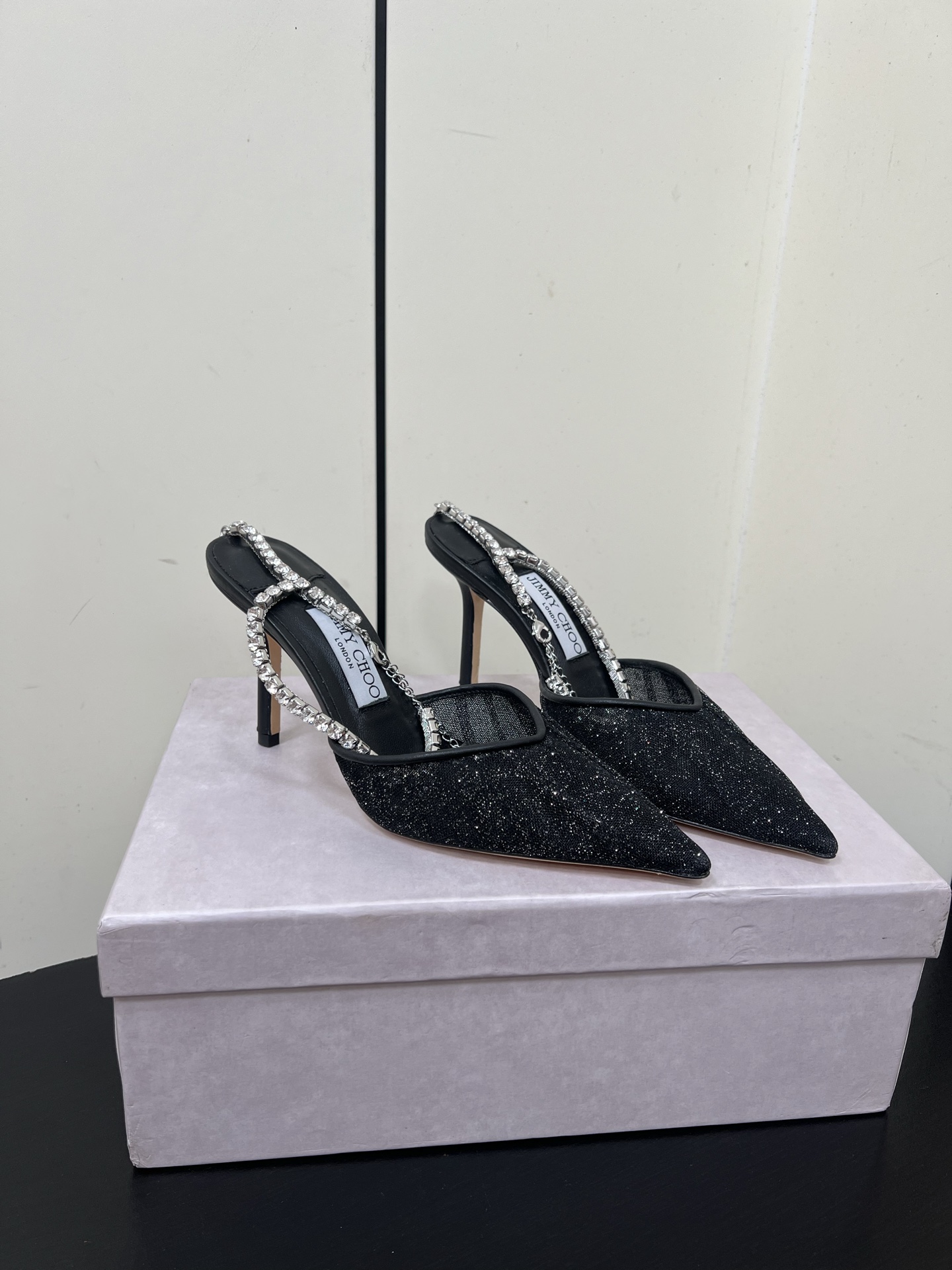 NO:889060,JimmyChoo's new Y chain high-heeled sandals/mesh pointed-toe shoes. Imported mesh upper. Imported sheepskin lining. Outsole. Italian imported leather outsole. Heel height 8.5CM. Size 35-39 (34/40/41 size is custom-made. Non-refundable and non-exchangeable). High-heeled sandals, jimmy choo, sandals, high heels, sheepskin, Leather soles19860909JimmyChoo新款Y链高跟凉鞋/网纱尖头单鞋 鞋面进口网纱 内里进口羊皮 大底意大利进口真皮大底 跟高8.5CM 码数35-39（34/40/41 码定做不退不换）,高跟鞋凉鞋,jimmy choo,sandals,high heels,sheepskin,Leather soles,Women's Shoes