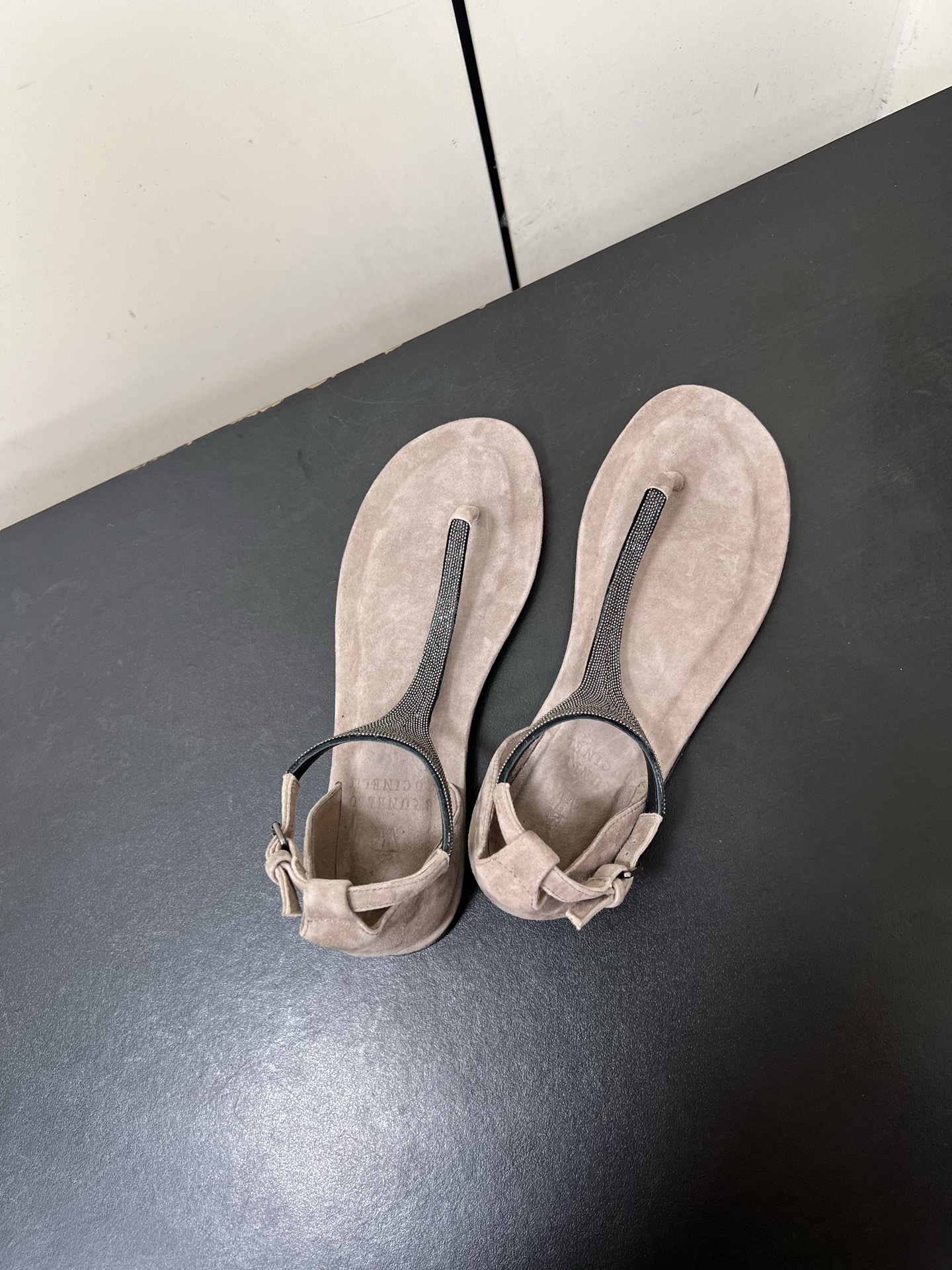 Luxurious Italian Sheepskin Sandals by Brunello Cucinelli: Comfortable, Stylish, and Versatile - 图片 5