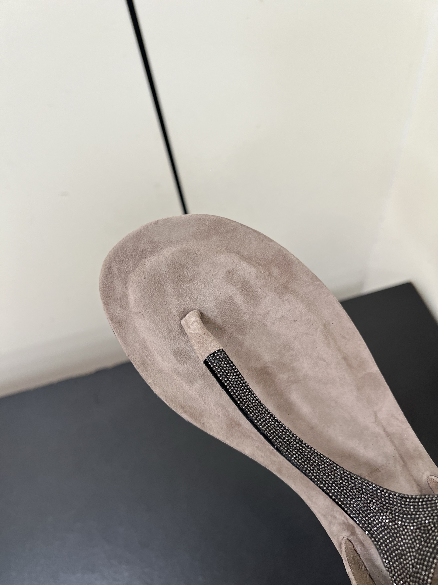 Luxurious Italian Sheepskin Sandals by Brunello Cucinelli: Comfortable, Stylish, and Versatile - 图片 6
