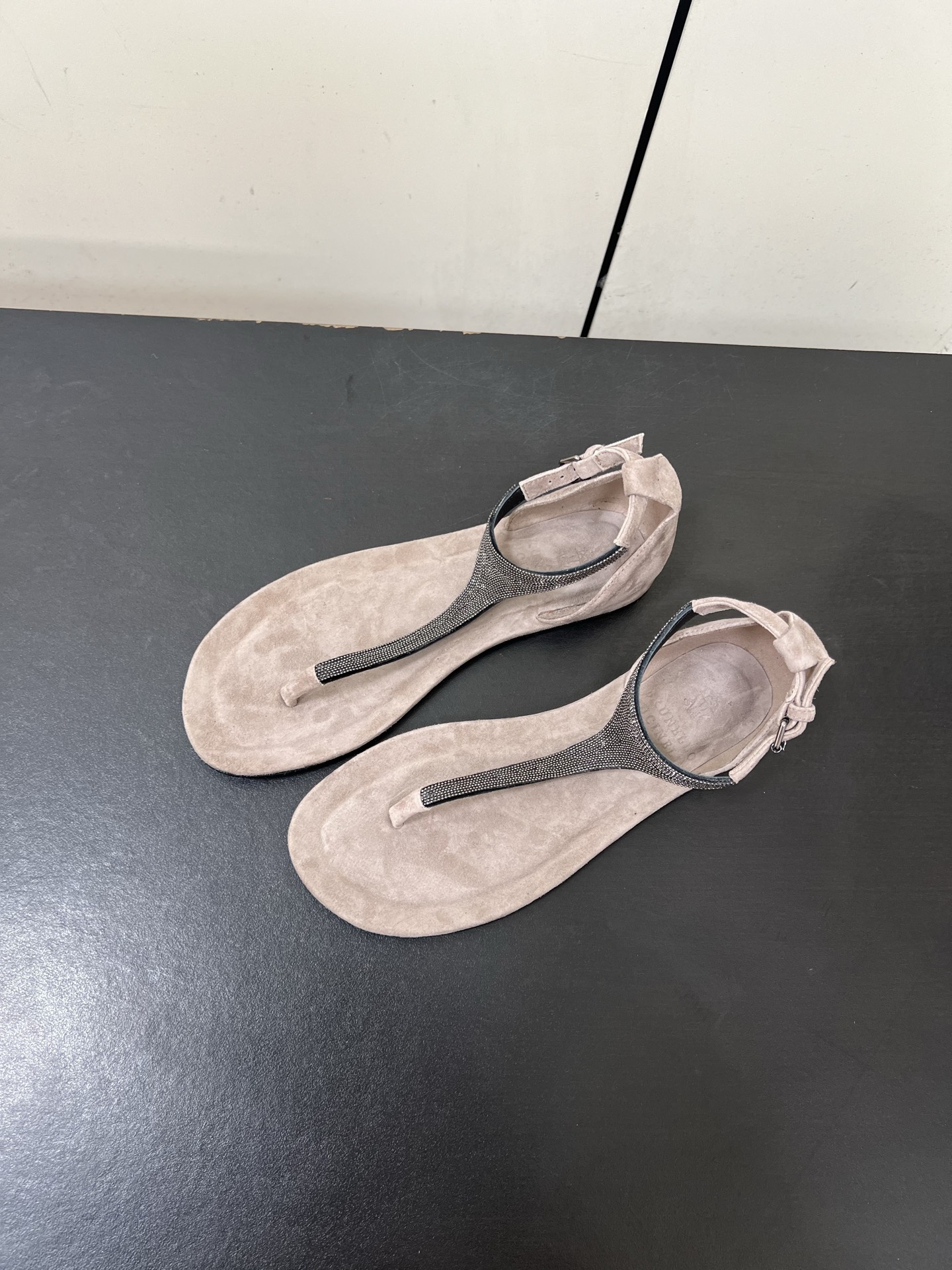 Luxurious Italian Sheepskin Sandals by Brunello Cucinelli: Comfortable, Stylish, and Versatile - 图片 3