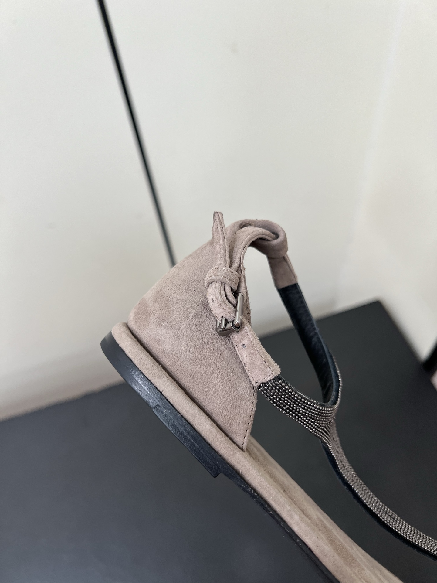 Luxurious Italian Sheepskin Sandals by Brunello Cucinelli: Comfortable, Stylish, and Versatile - 图片 8