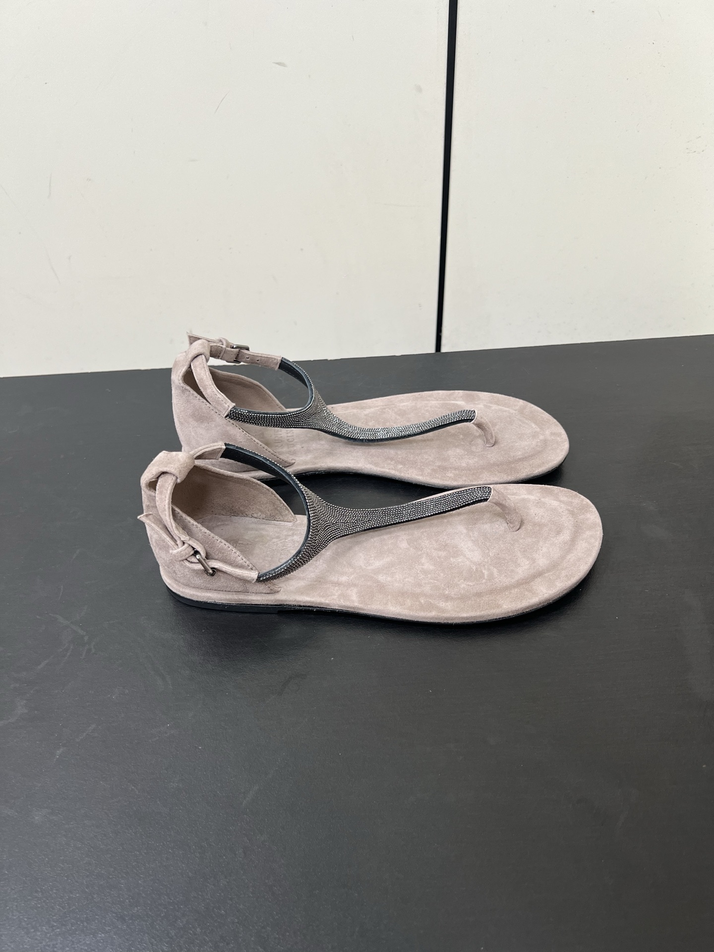Luxurious Italian Sheepskin Sandals by Brunello Cucinelli: Comfortable, Stylish, and Versatile - 图片 4