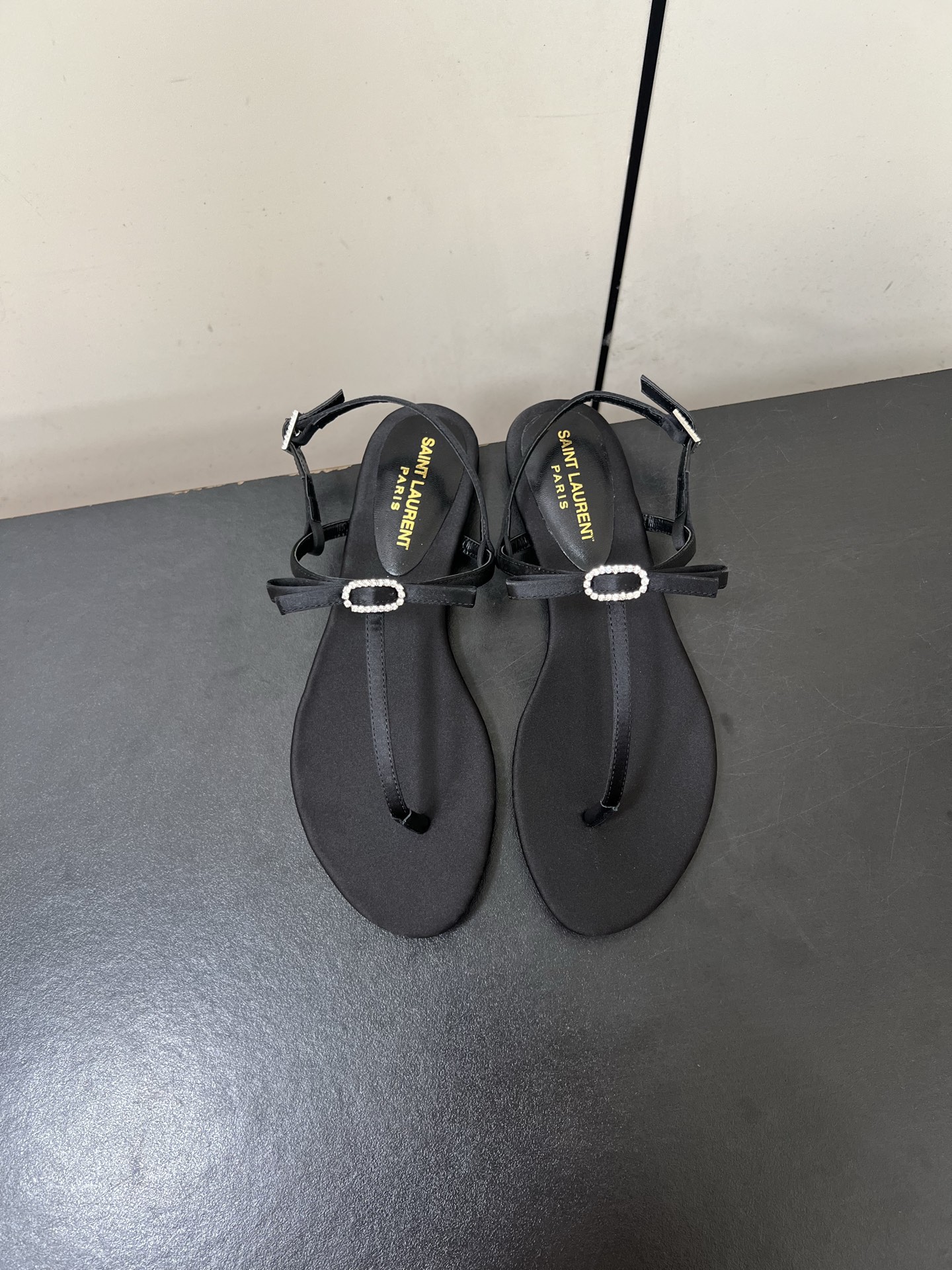 NO:536873,Saint Laurent YSL flat clip sandals 25ss Early spring counter synchronizes the latest styles and rhinestone buckle decorations. Classic and beautiful masterpieces. The hottest spring and summer series. Both temperament. Fashion. Classic and durable design style. The foot effect is particularly beautiful. The golden buckle is golden buckle. The material is imported real silk and foot-up silk satin Italian leather outsole. Size#35-41 (35.41.42 custom-made without return or exchange), split-toe shoes, saint laurent, saint laurent, saint laurent, saint laurent, sandals, real silk, silk fabric, Leather soles19860909Saint Laurent圣罗兰 YSL平板夹脚凉鞋25ss 早春专柜同步最新款、水钻扣装饰 经典上乘美艳力作 专柜最火春夏系列 兼备气质 时尚 经典耐看的设计风格 上脚效果特别美饰扣金色扣,材料采用进口真绸缎 、垫脚真丝绸缎 意大利真皮大底 Size#35-41（35.41.42定做不退换）,分趾鞋,saint laurent,saint laurent,saint laurent,sandals,real silk,silk fabric,Leather soles,Women's Shoes