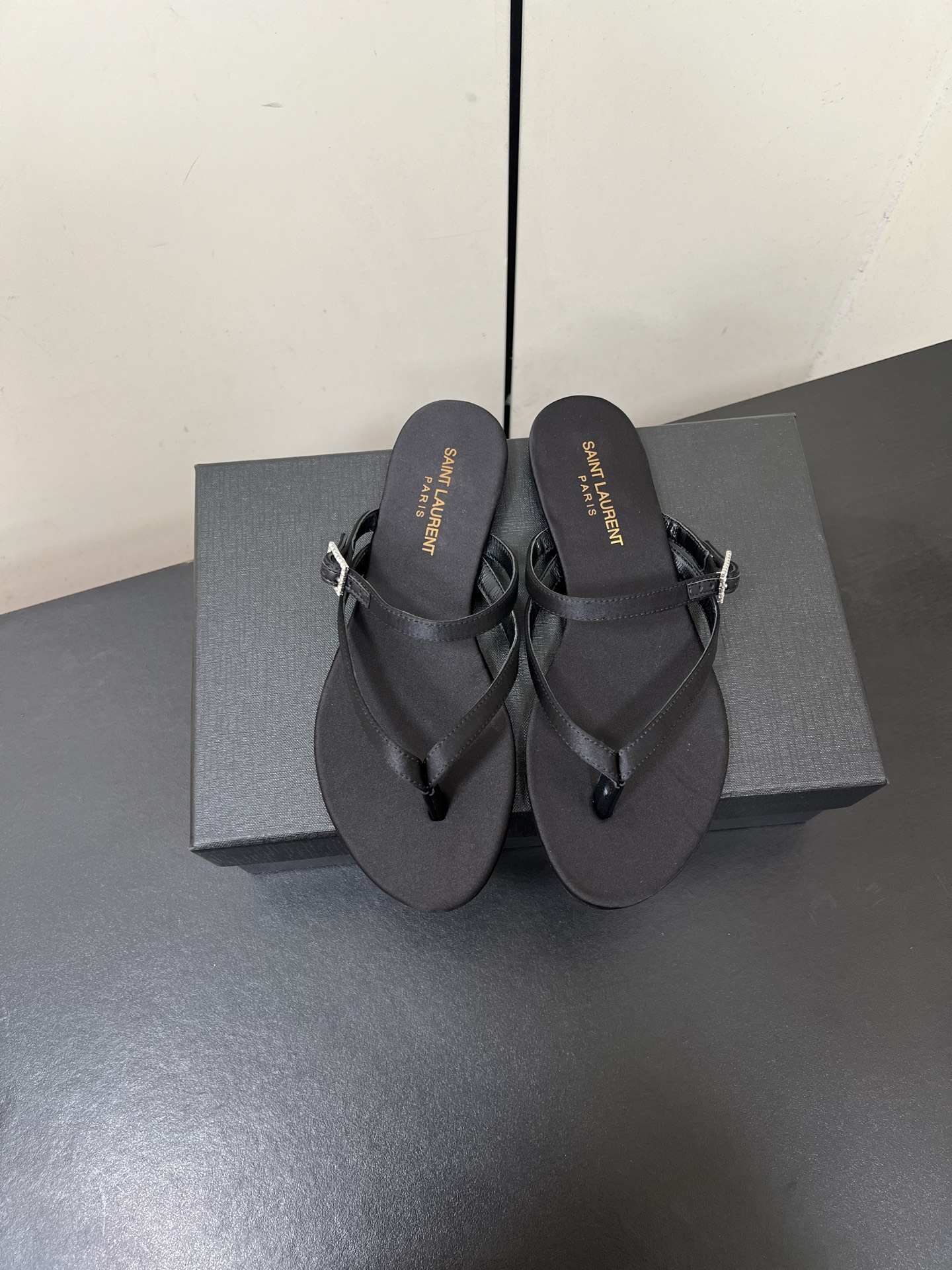 NO:536879,Saint Laurent YSL flat clip sandals slippers 25ss Early spring counter synchronizes the latest styles, rhinestone buckle decoration, classic and beautiful masterpiece, the hottest spring and summer series, both temperament, fashion, classic and durable design style, the footing effect is particularly beautiful, the golden buckle, the material is imported real silk, footing real silk satin Italian leather outsole Size#35-41 (35.41.42 custom made without return), split-toe shoes, saint laurent, saint laurent, saint laurent, saint laurent, sandals, slippers, real silk, silk fabric, Leather soles19860909Saint Laurent圣罗兰 YSL平板夹脚凉鞋拖鞋 25ss 早春专柜同步最新款、水钻扣装饰 经典上乘美艳力作 专柜最火春夏系列 兼备气质 时尚 经典耐看的设计风格 上脚效果特别美饰扣金色扣,材料采用进口真绸缎 、垫脚真丝绸缎 意大利真皮大底 Size#35-41（35.41.42定做不退换）,分趾鞋,saint laurent,saint laurent,saint laurent,sandals,slippers,real silk,silk fabric,Leather soles,Women's Shoes