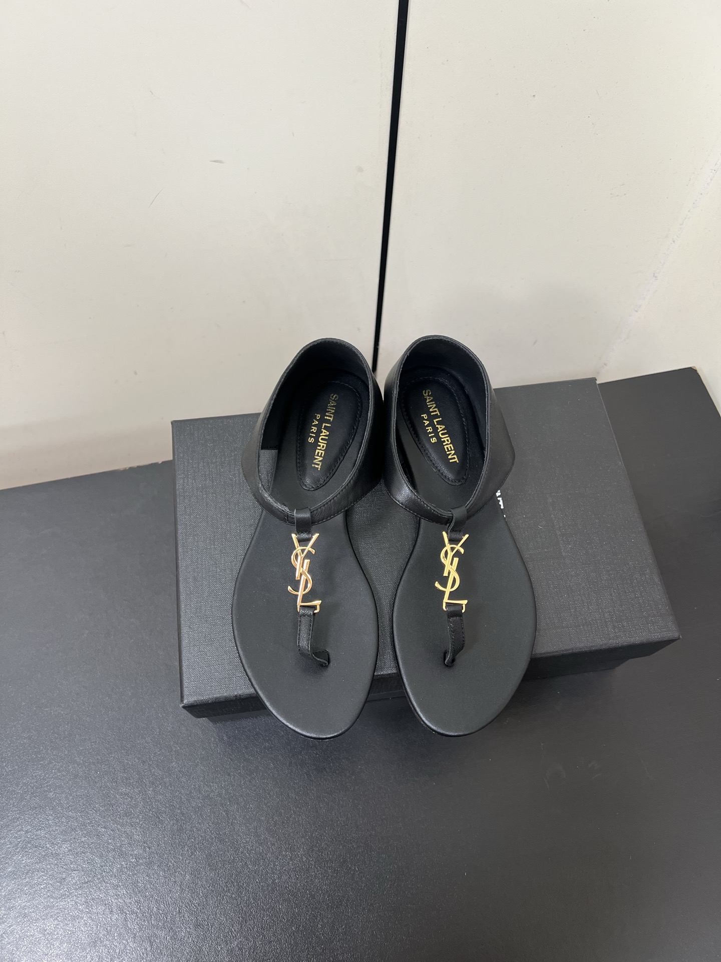 NO:536864,Saint Laurent Flat-pinch sandals slippers 25ss Early spring counter synchronizes the latest model, YSL logo metal buckle decoration, classic and beautiful masterpiece, the hottest spring and summer series, both temperament, fashion, classic and durable design style, the foot effect is particularly beautiful, the gold buckle, the material is imported cowhide, footbed goatskin, Italian leather outsole Size#35-41 (35.41.42 custom made without return), split-toe shoes, saint laurent, saint laurent, saint laurent, saint laurent, sandals, slippers, cowhide, sheepskin, Leather soles19860909Saint Laurent圣罗兰 平板夹脚凉鞋拖鞋 25ss 早春专柜同步最新款、YSL logo金属扣装饰 经典上乘美艳力作 专柜最火春夏系列 兼备气质 时尚 经典耐看的设计风格 上脚效果特别美饰扣金色扣,材料采用进口牛皮 、垫脚山羊皮 意大利真皮大底 Size#35-41（35.41.42定做不退换）,分趾鞋,saint laurent,saint laurent,saint laurent,sandals,slippers,cowhide,sheepskin,Leather soles,Women's Shoes