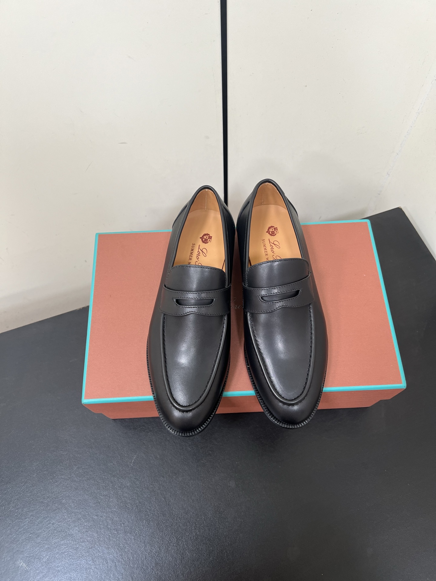 NO:536863,Men's top Loro Piana classic popular lp couple loafers. It turns out that this is the legendary casual shoes that won't be tired even if you walk 20,000 steps. This pair of casual shoes are grasped by the appearance and feel of the feet. Once you walk on your feet, you will be completely lost. The minimalist design is eye-catching and attractive, and the outfit is a plus for the outfit. The soft foot feel is outstanding, and it won't be polished. It's nice to match it with soft and glutinous soles. It's not tiring to wear it for a long time. Who can refuse a pair of versatile and beautiful loafers?  It’s simply too elegant, and you have both the feel and texture of your feet. The key is to make your legs look longer and not tired. The main one is just right!  Material top layer cowhide inner cowhide, large sole genuine leather sole size for women 35-42 (40.41.42 custom-made without return or replacement) Men's size for men 39-45 (45 custom-made without return or replacement), loafers, loro piana, loro piana, loafers, cowhide19860909男款顶级Loro Piana经典爆款lp情侣乐福鞋一脚蹬小皮鞋.原来这就是传说走两万步都不会累脚的休闲鞋这双把颜值和脚感都拿捏住了,上脚一走就会被彻底沦陷～极简的设计吸睛耐看,穿搭加分项呀 软乎乎的脚感质感出众,不会磨脚就很nice搭配软软糯糯的鞋底,日常通行久穿不累哦 谁能拒绝得了一双百搭又好看的乐福鞋呢？简直不要太气质,脚感和质感都拿捏,关键是显腿长不累脚,主打的就是一个刚刚好！ 材质头层牛皮 内里牛皮 大底真皮鞋底 码数女码35-42(40.41.42定制不退不换） 男码39-45（45定制不退不换）,乐福鞋,loro piana,loro piana,loafers,cowhide,Women's Shoes