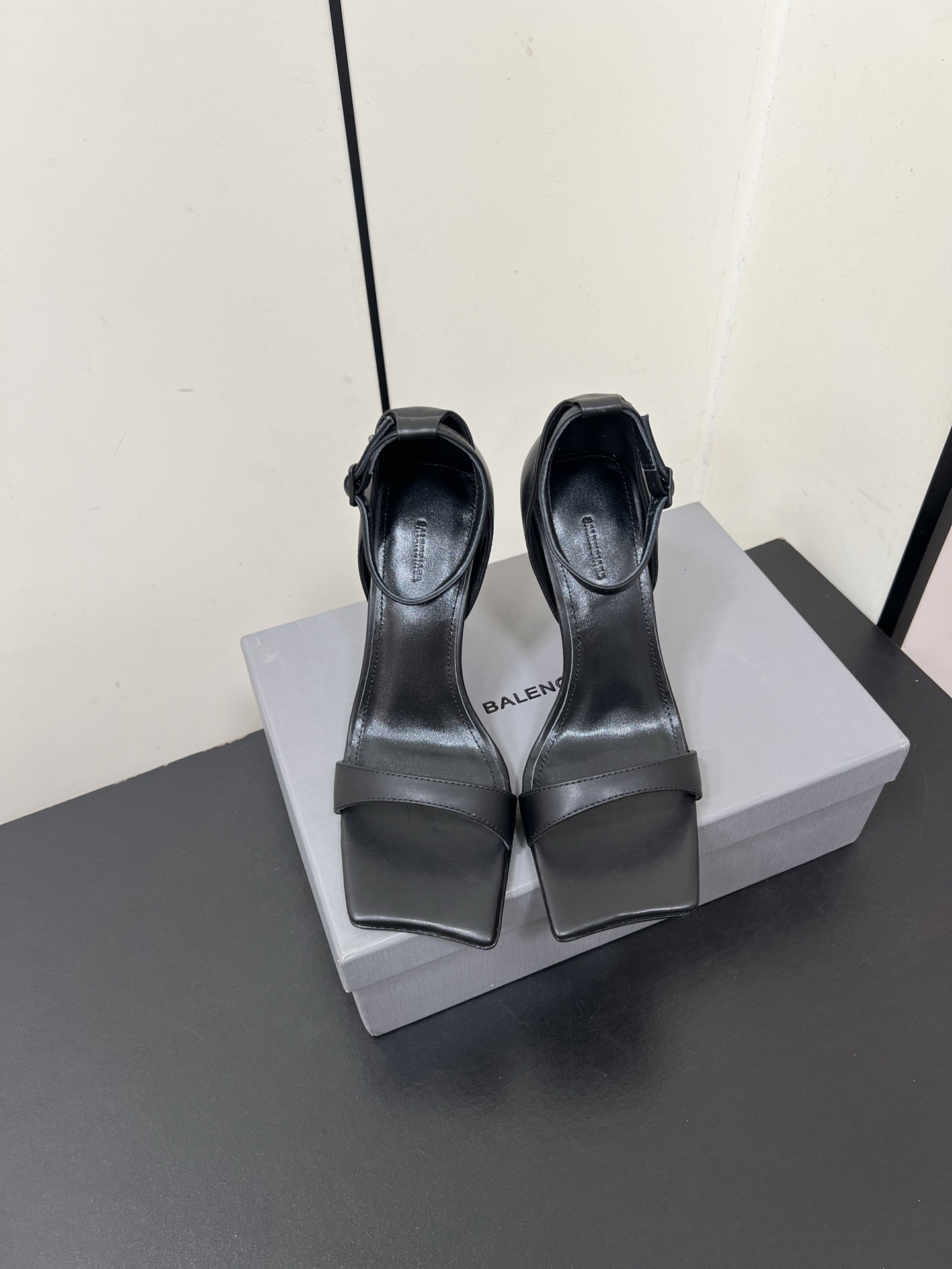 NO:536861,BALENCIAGA 25ss Spring and Summer New Style Square Toe High Heels Sandals The most special thing is the built-in waistline water table design, which makes the whole pair of shoes look very beautiful. 'Make a pair of single shoes inside and then wrap it with a whole pair of fabrics' The upper is made of original imported cowhide, inner foot pad sheepskin, original custom leather sole Size35-41 (40.41 Custom made without return or exchange), high heels sandals, balenciaga, balenciaga, sandals, high heels, cowhide, sheepskin, Leather soles19860909BALENCIAGA 巴黎世家 25ss春夏新款 方头 高跟 凉鞋  最特别之处就是内置的腰线水台设计 使整双鞋看上去线条非常优美 “里面先做一对单鞋 再用面料整双包裹” 鞋面采用原版进口牛皮 内里垫脚羊皮 鞋底原版定制真皮大底 Size35-41（40.41 定做不退换）,高跟鞋凉鞋,balenciaga,balenciaga,sandals,high heels,cowhide,sheepskin,Leather soles,Women's Shoes