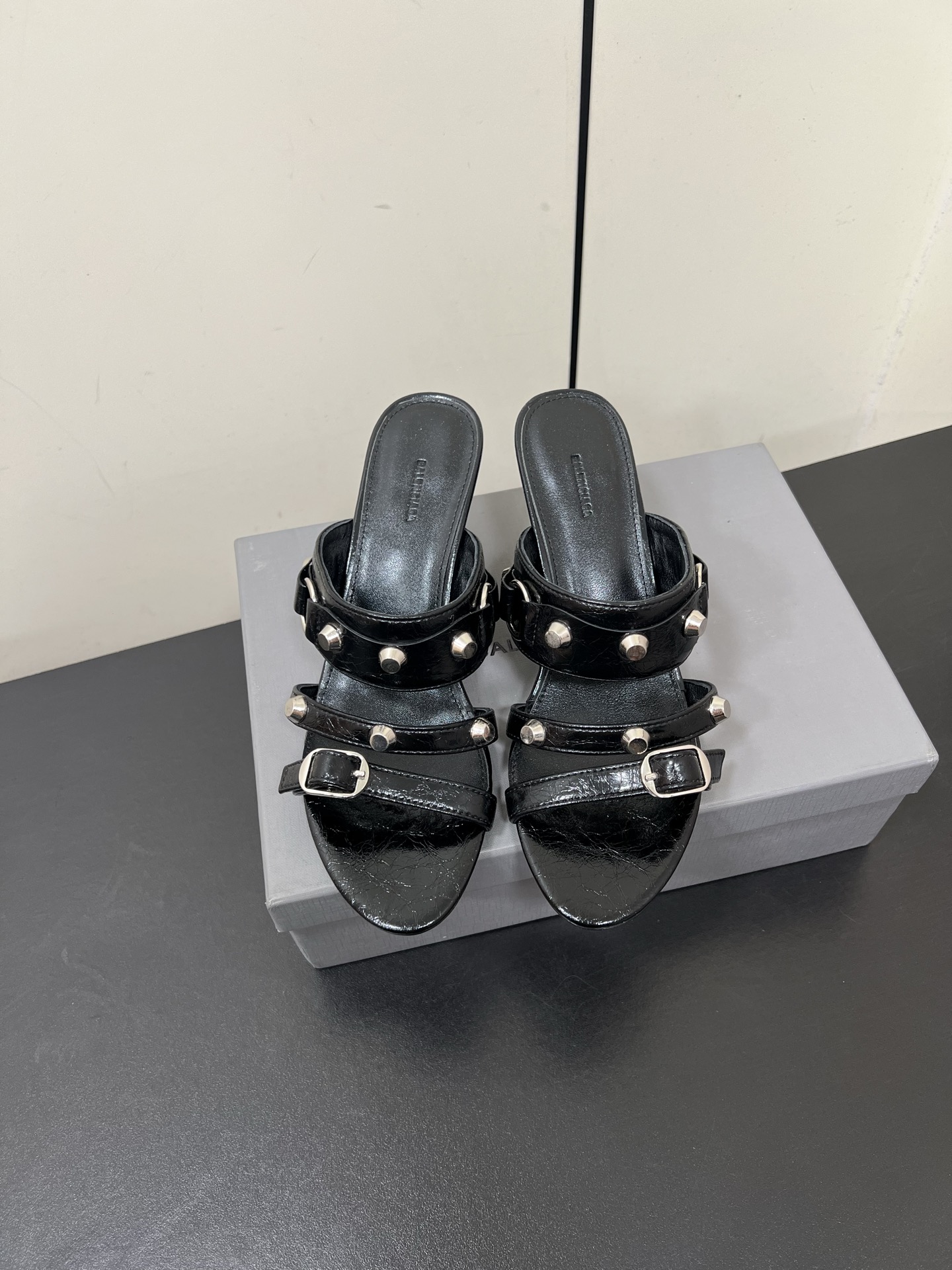 NO:536859,Balenciaga BALENCIAGA 2025 spring and summer new colors classic metal rivet high heel slippers!  This pair of CAGOLE slippers has the rivets on the lady slippers, and it is super punk on the street. It’s so unique. INS hot product. The original version is purchased and opened with a model!  The upper is made of original custom-made oil wax cowhide, inner foot padded sheepskin, imported Italian original color genuine leather sole, fully hand-locked metal rivets, all materials are consistent with the original craftsmanship, full of texture!  Heel height: 6.5cm Size: 35-41 (40 41 custom made without return) with original packaging, high heels, balenciaga, balenciaga, high heels, slippers, cowhide, sheepskin, Leather soles19860909巴黎世家 BALENCIAGA 2025春夏新色经典金属铆钉高跟拖鞋！这双CAGOLE拖鞋鞋型是淑女拖鞋上面的铆钉又超级朋克街头简直太别致了 INS爆款 原版购入开模！ 鞋面采用原版订做油蜡牛皮 内里垫脚羊皮 意大利进口原色真皮大底 全手工锁金属铆钉打造 所有的材质与工艺原版一致 质感满满！ 跟高:6.5cm 码数:35-41（40 41订做不退换） 配原版包装,高跟鞋拖鞋,balenciaga,balenciaga,high heels,slippers,cowhide,sheepskin,Leather soles,Women's Shoes