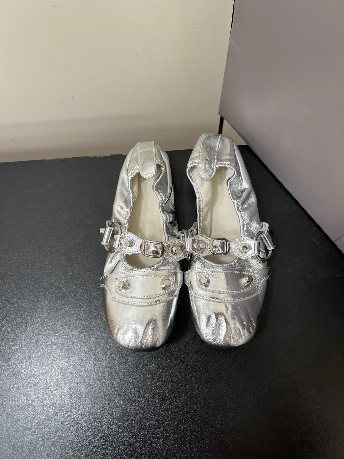 Balenciaga 2025 Paris Ballet Shoes: Soft, Cozy, and Stylish Arrival - 图片 1