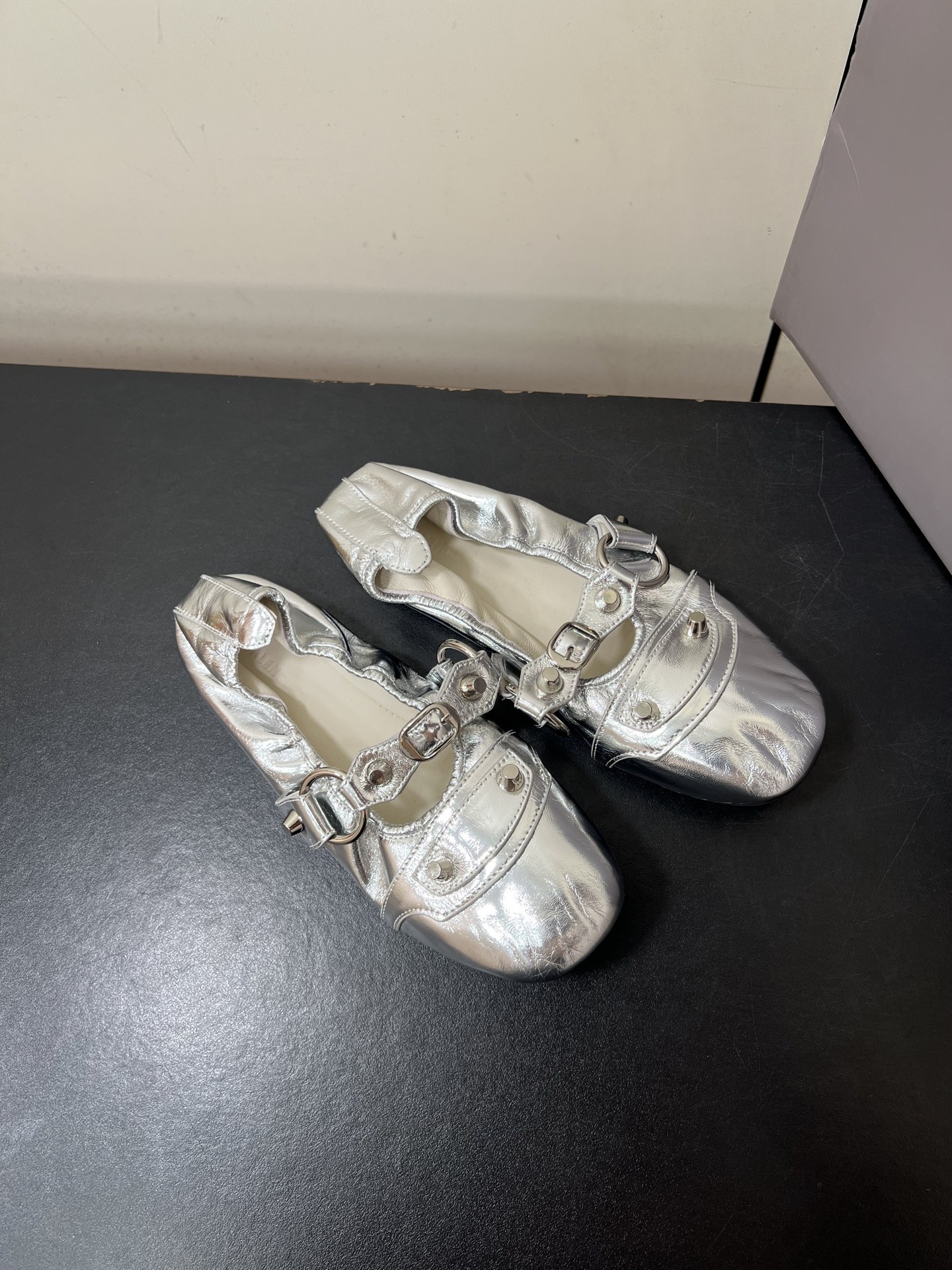 Balenciaga 2025 Paris Ballet Shoes: Soft, Cozy, and Stylish Arrival - 图片 2