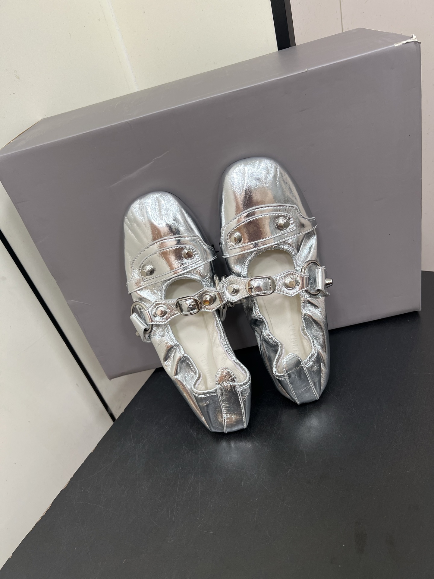 Balenciaga 2025 Paris Ballet Shoes: Soft, Cozy, and Stylish Arrival - 图片 5