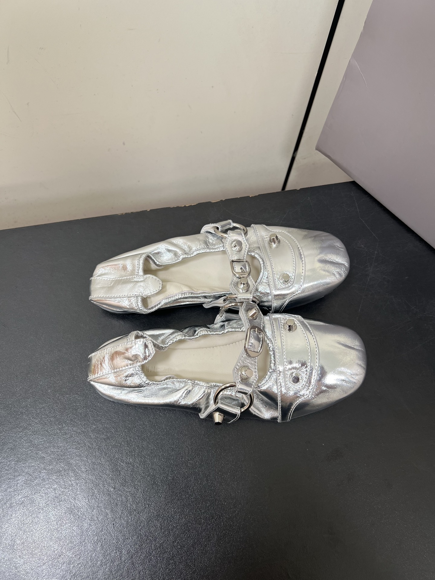 Balenciaga 2025 Paris Ballet Shoes: Soft, Cozy, and Stylish Arrival - 图片 4