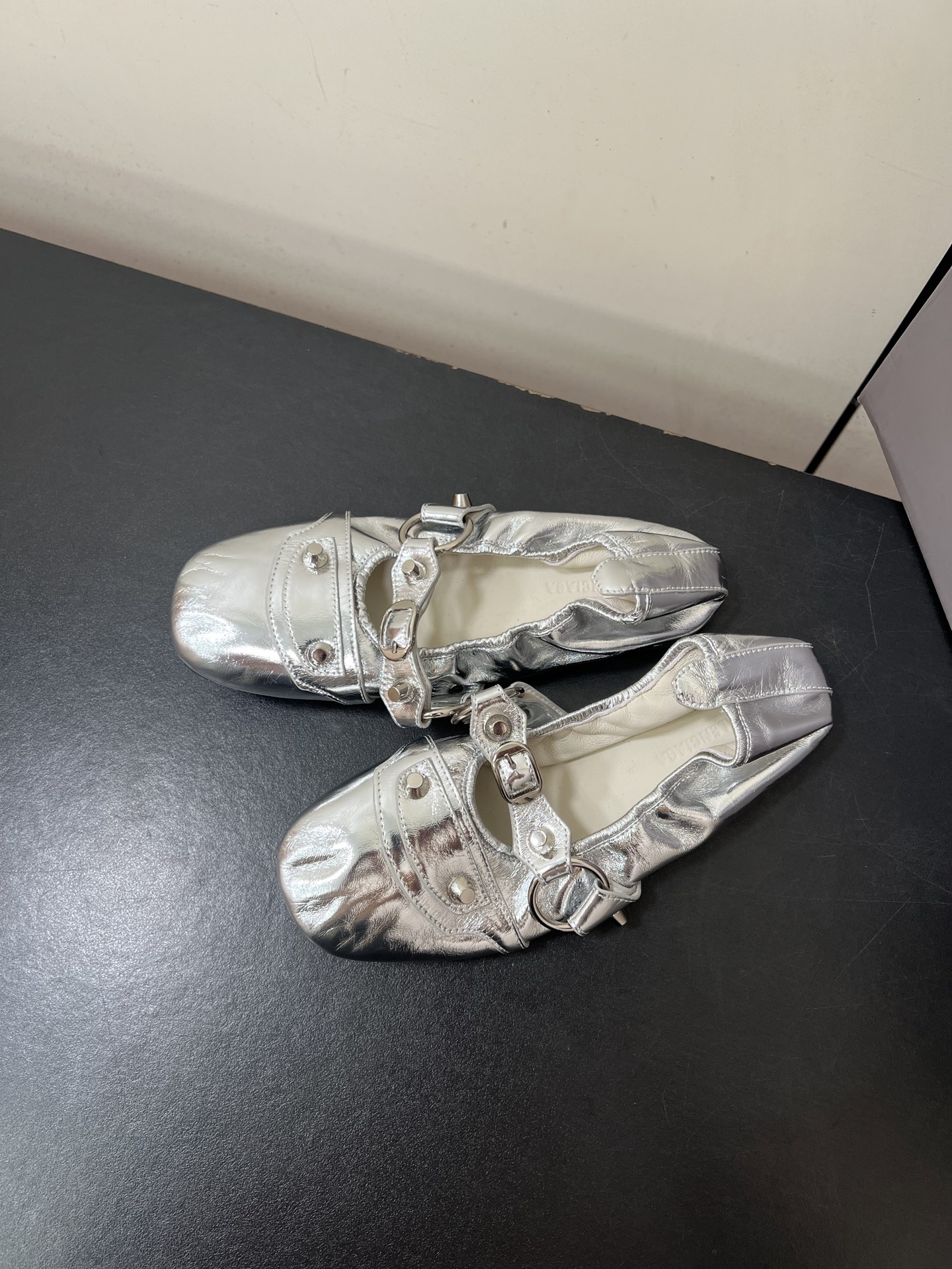 Balenciaga 2025 Paris Ballet Shoes: Soft, Cozy, and Stylish Arrival - 图片 3