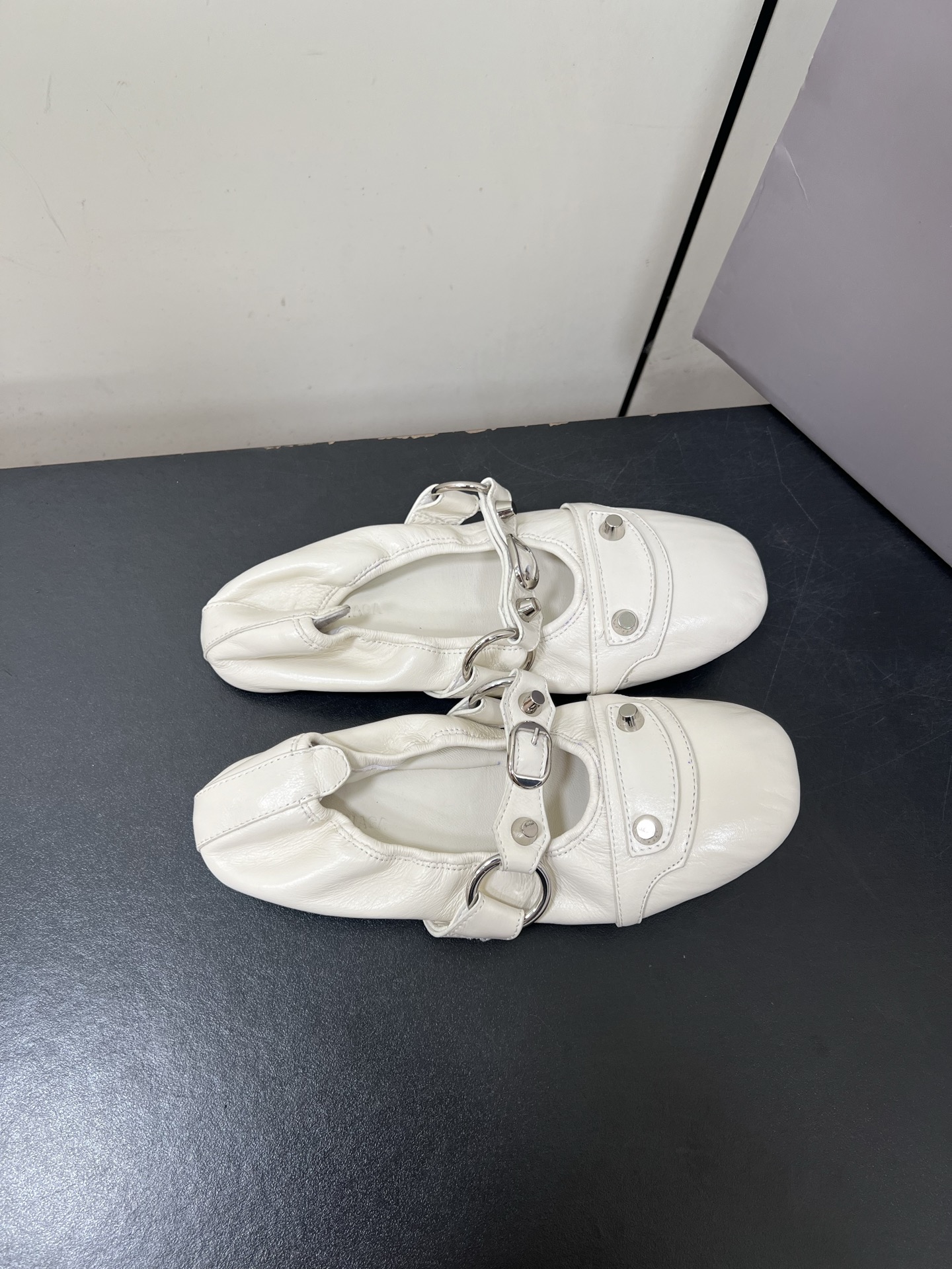 Balenciaga 2025 Paris Ballet Shoes: Soft, Cozy, and Stylish in New Collection - 图片 4