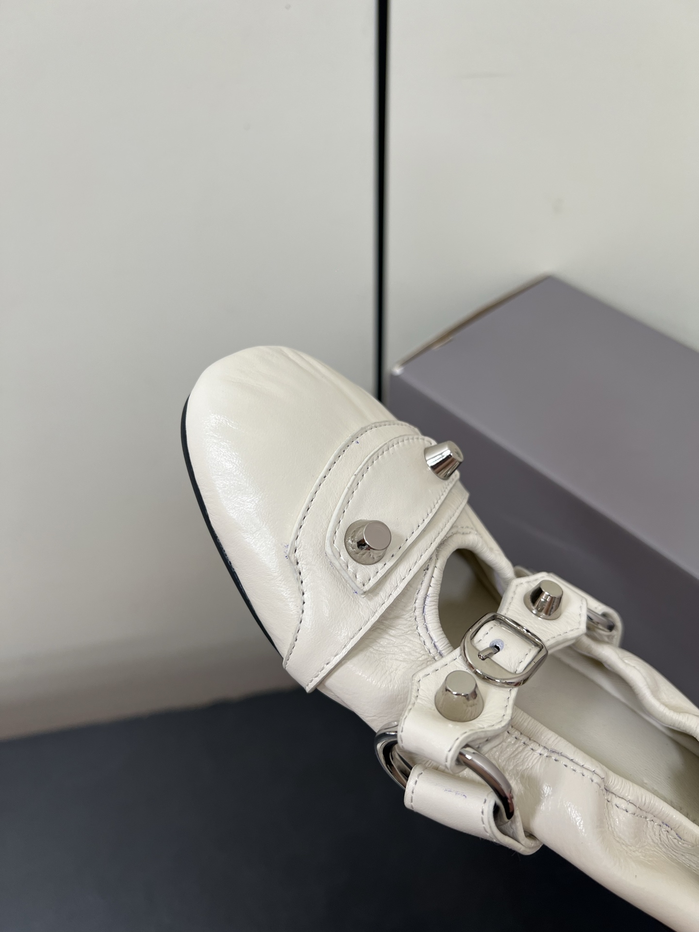 Balenciaga 2025 Paris Ballet Shoes: Soft, Cozy, and Stylish in New Collection - 图片 6