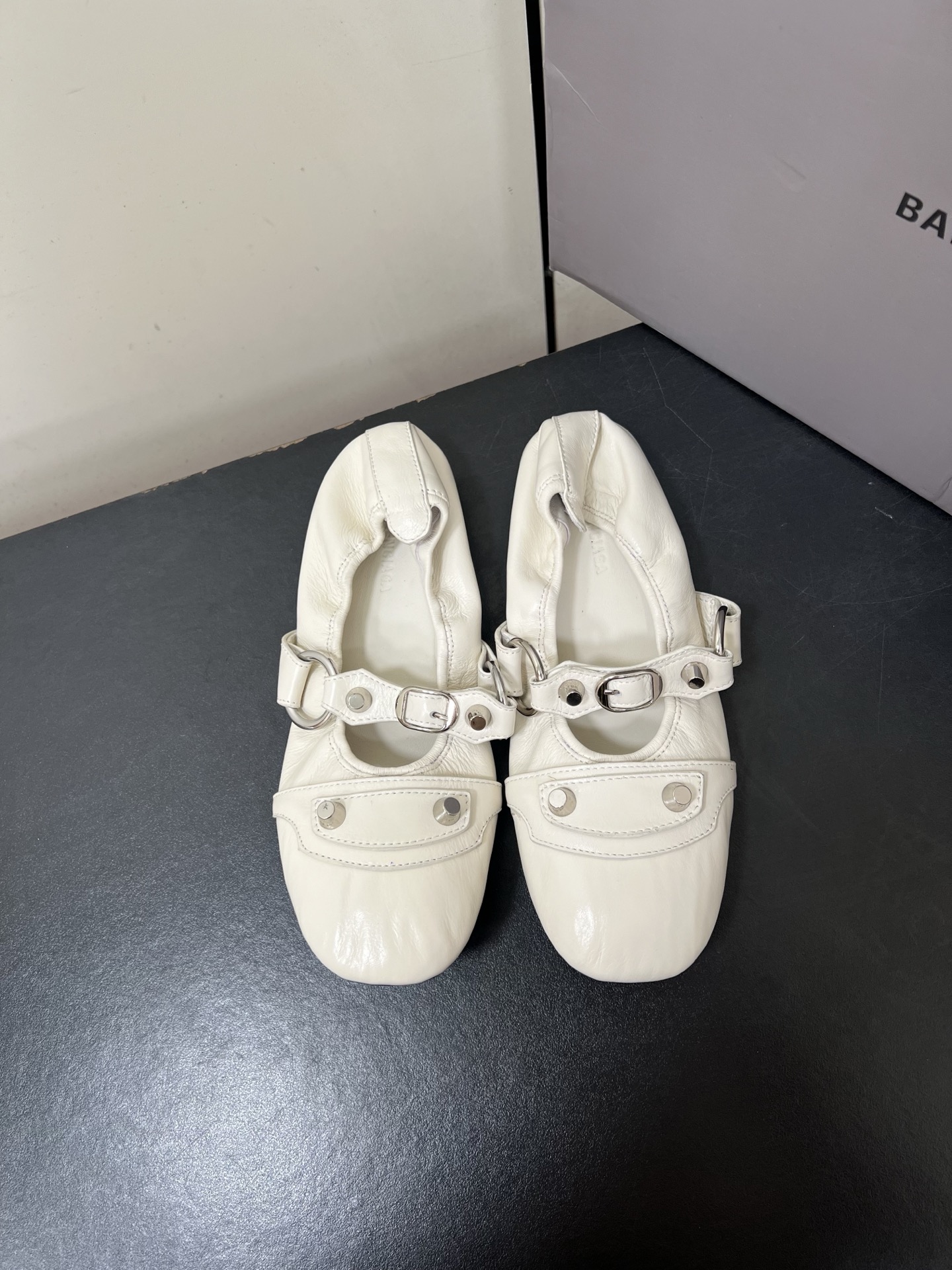 Balenciaga 2025 Paris Ballet Shoes: Soft, Cozy, and Stylish in New Collection - 图片 1