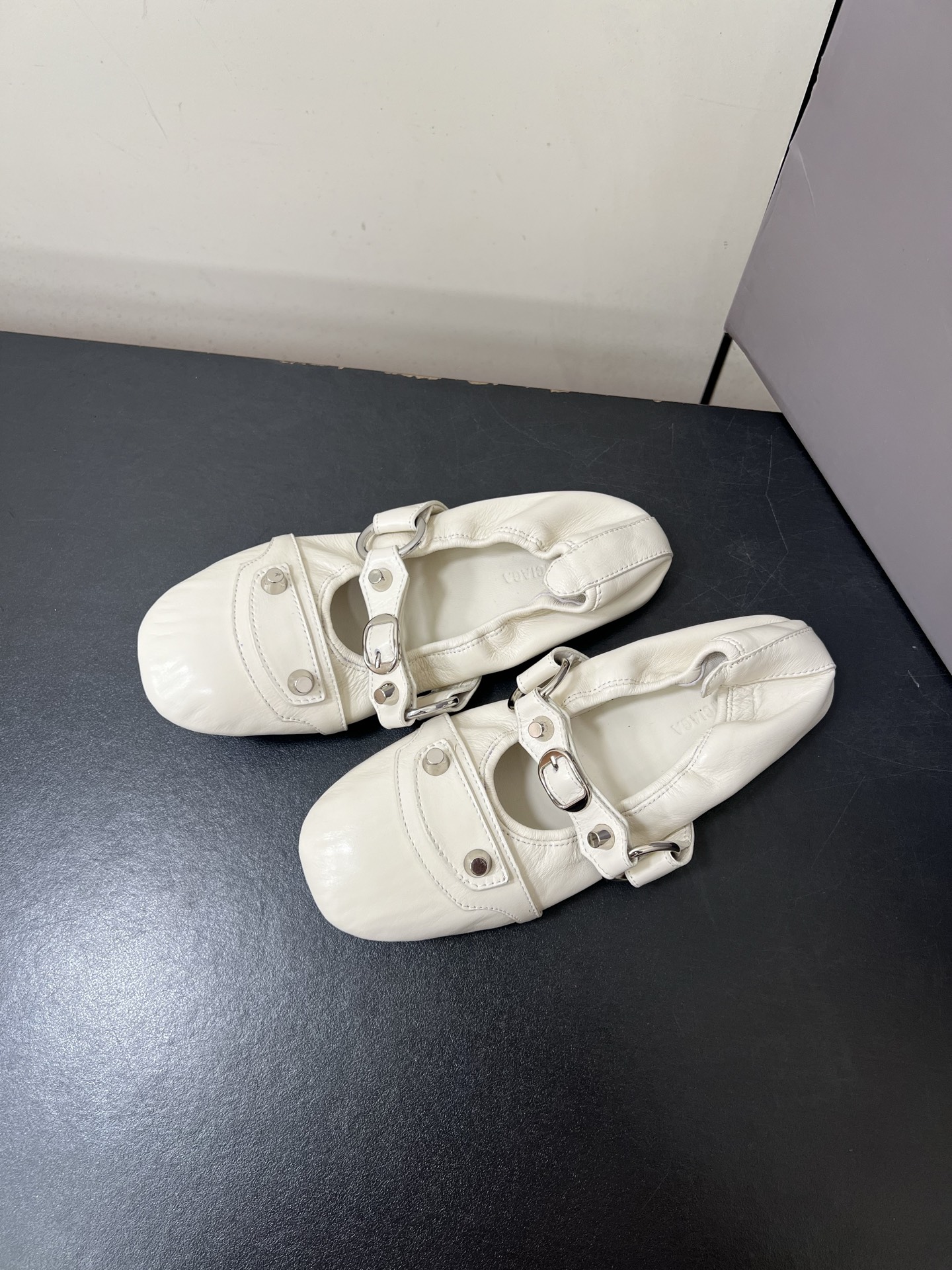 Balenciaga 2025 Paris Ballet Shoes: Soft, Cozy, and Stylish in New Collection - 图片 3