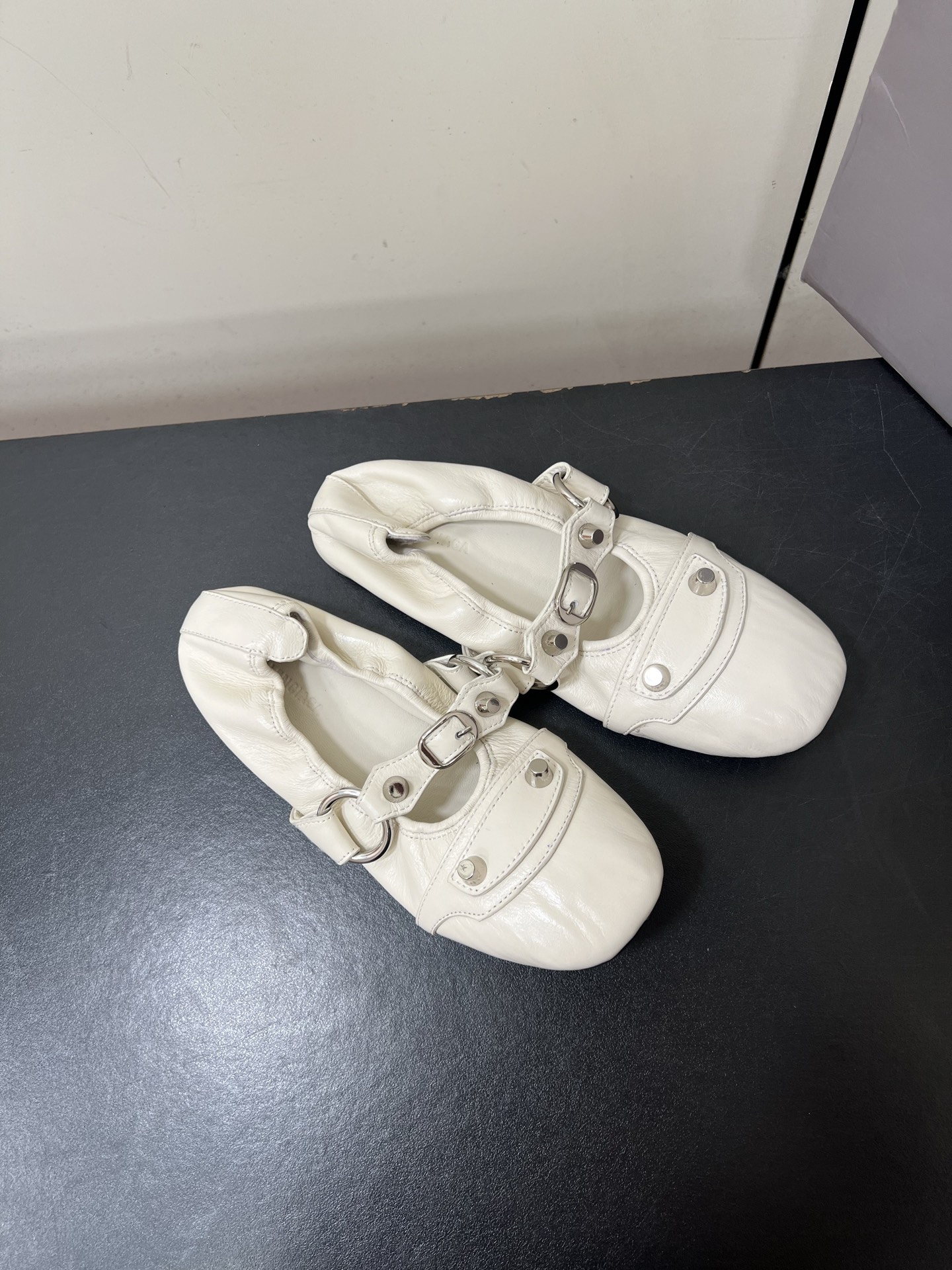 Balenciaga 2025 Paris Ballet Shoes: Soft, Cozy, and Stylish in New Collection - 图片 2